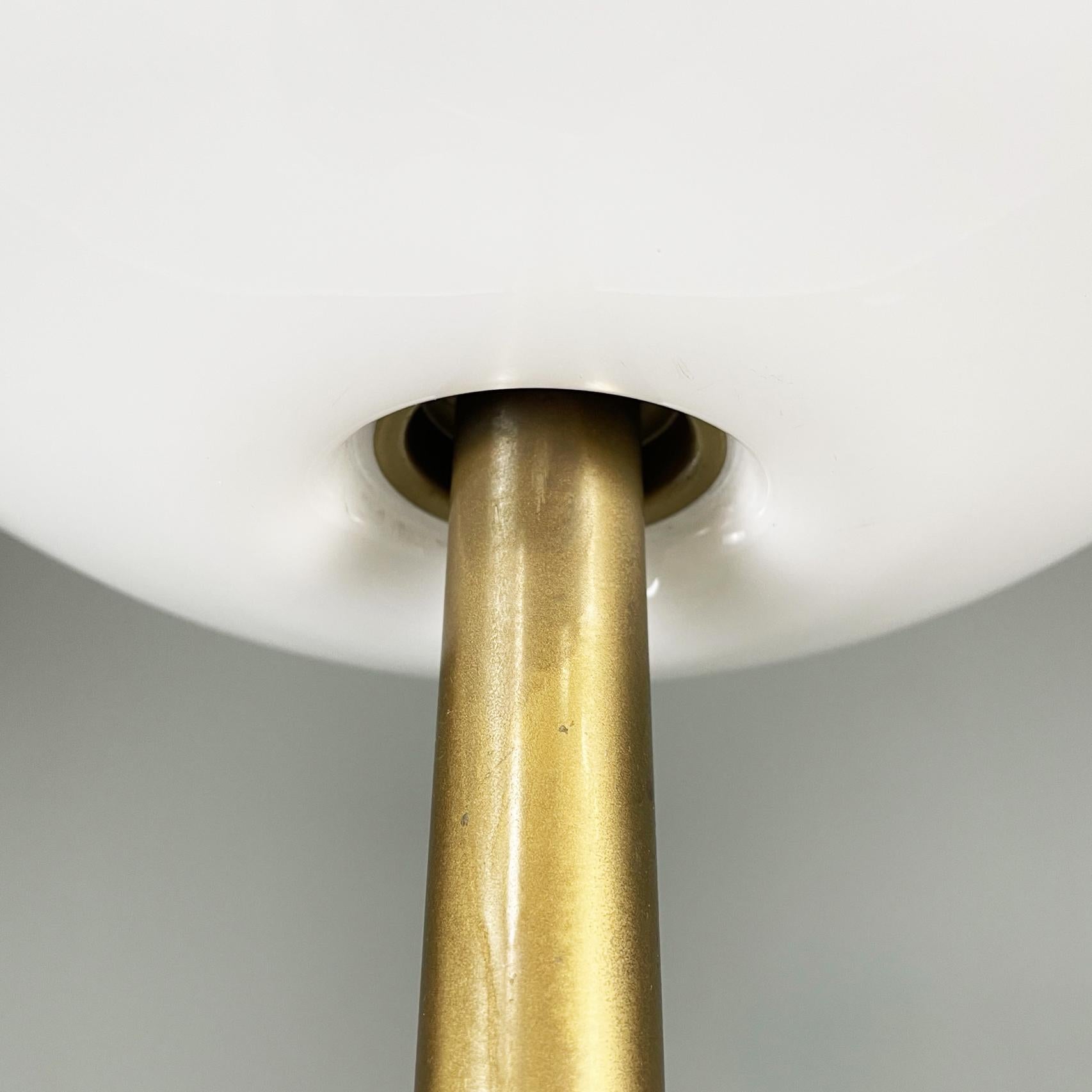 Lámpara de pie moderna italiana de plexiglás opalino, mármol y metal dorado, años 70 en venta 2