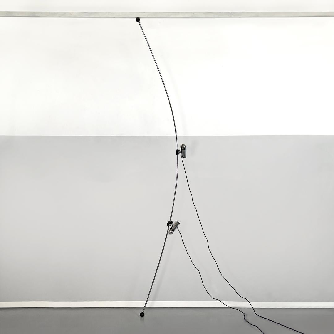 Lámpara de pie moderna italiana Molla Cesare Leonardi Franca Stagi para Lumenform Años 70
Lámpara de suelo a techo mod. Molla. La estructura se compone de una varilla cromada flexible, que puede curvarse y estirarse entre el suelo y el techo o la