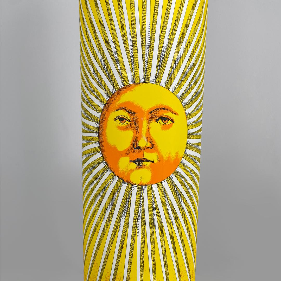 Lampadaire moderne italien Sole de Piero Fornasetti pour Antonangeli Illuminazione, 1990
Lampadaire modèle Sole de la collection Follia Pratica, grande version. Le cadre est en polypropylène sérigraphié.
Produit par Antonangeli Illuminazione dans