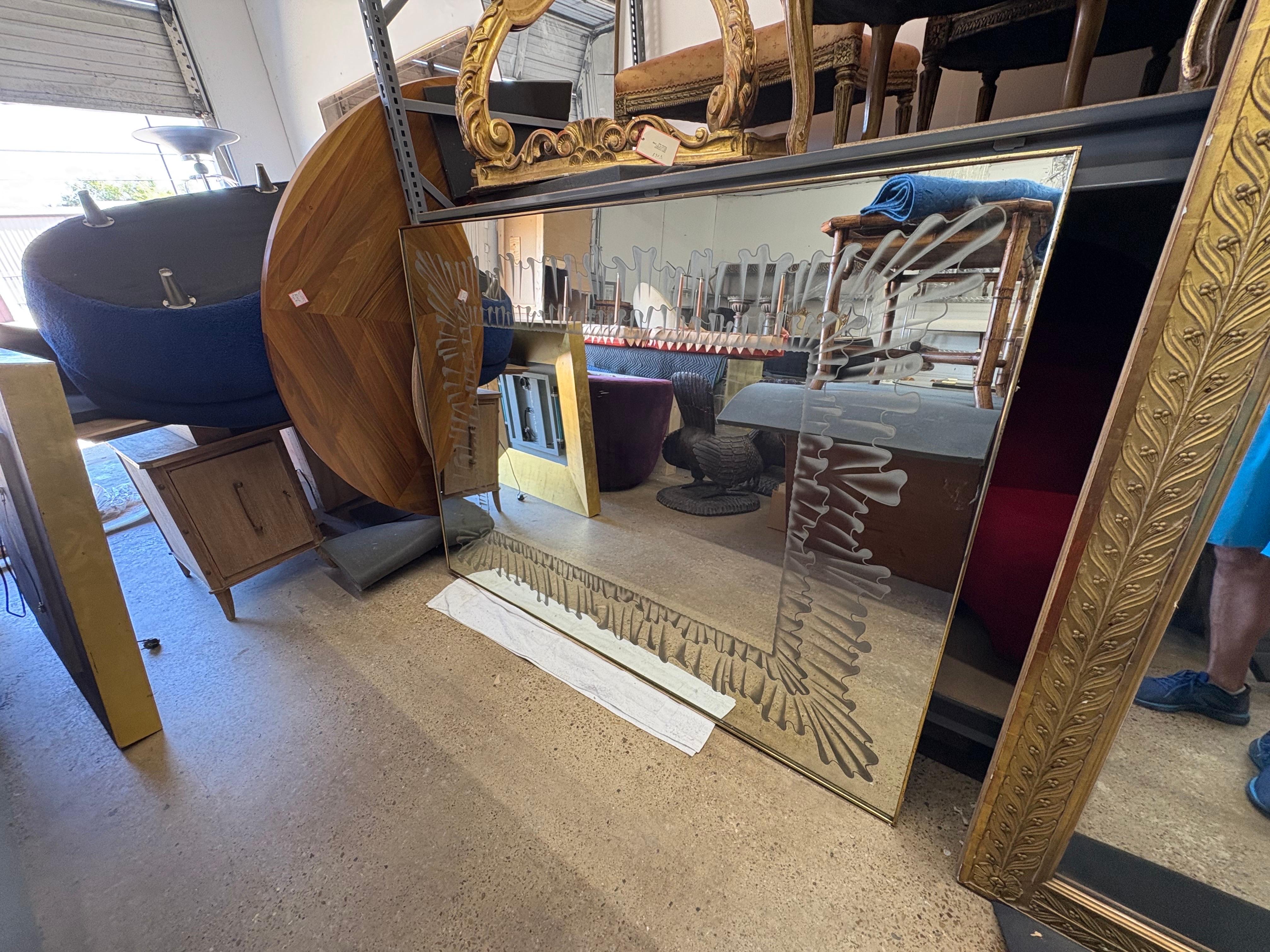 Miroir moderne italien Fontana Arte Attribué.
Le miroir offert est de forme rectangulaire et présente un magnifique motif dépoli et gravé autour du périmètre intérieur de ce joli miroir. Nous pensons qu'il s'agit de l'œuvre de Max Ingrand, l'un des