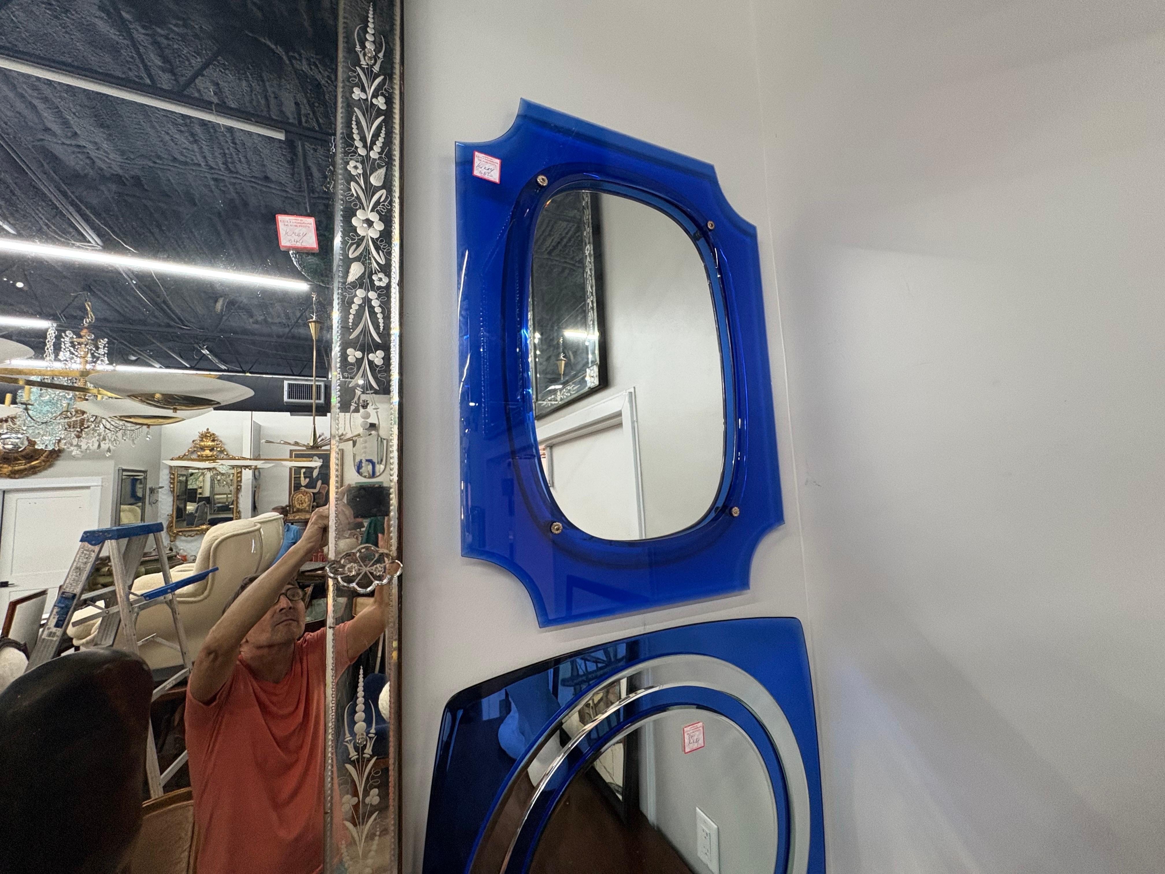 Miroir biseauté bleu de style Fontana Arte moderne italien.
Nous vous proposons un superbe miroir italien moderne du milieu du siècle, composé d'un verre bleu et d'un miroir biseauté bleu entourant une plaque centrale en argent.
L'effet est vraiment