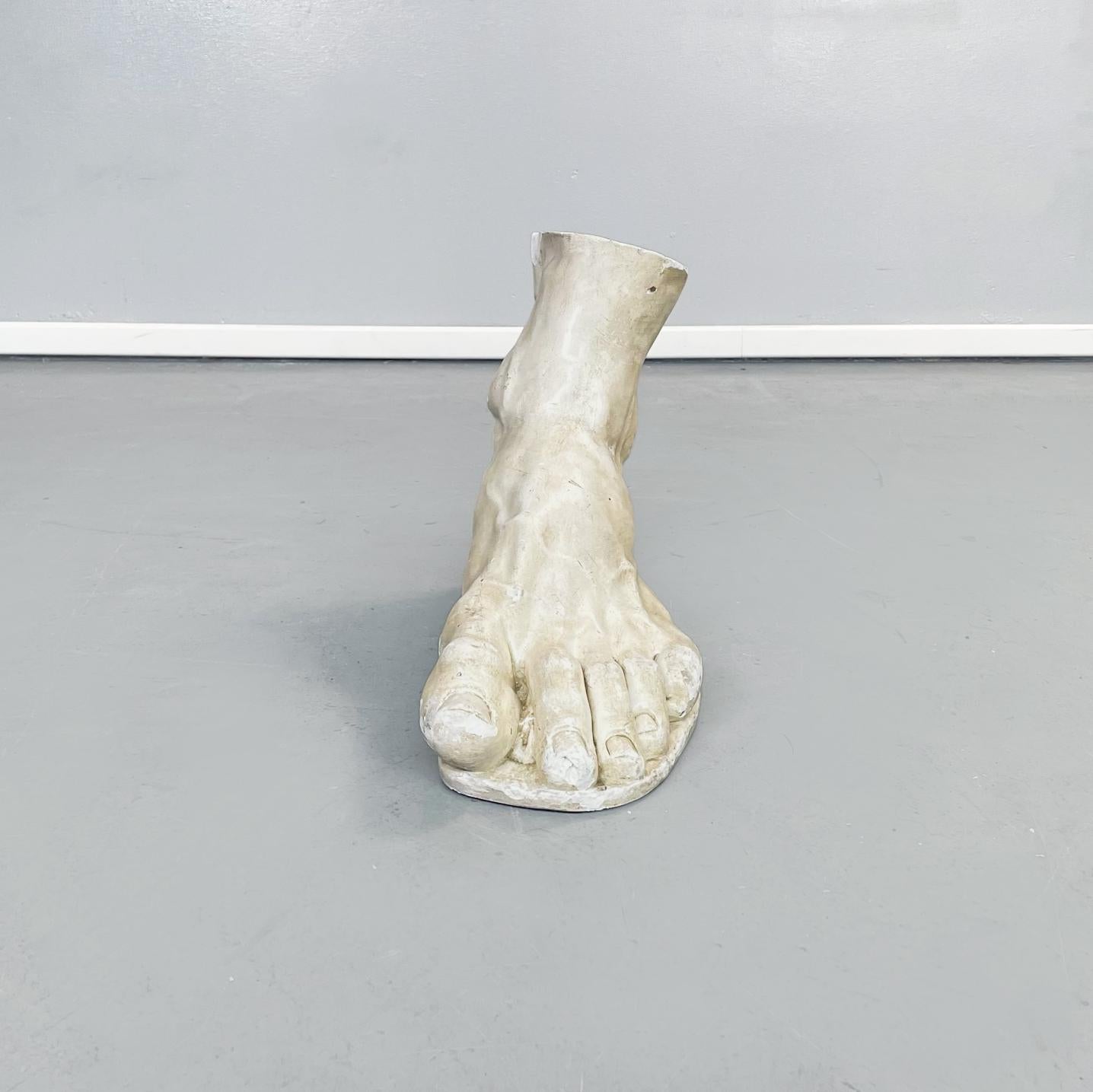 Italian Modern Foot Statue in light withe and beige plaster, 1970s
This is not just a foot this is a piece of art, the statue is create as a stamp or technical prototipe for a school or for an artist lab.
The foot is very big and decorative, all the
