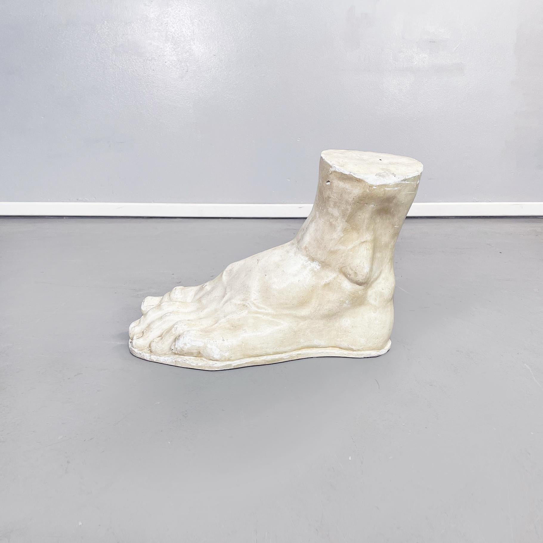 Italian Modern Foot Statue in Light Beige Plaster, 1970s In Good Condition For Sale In MIlano, IT