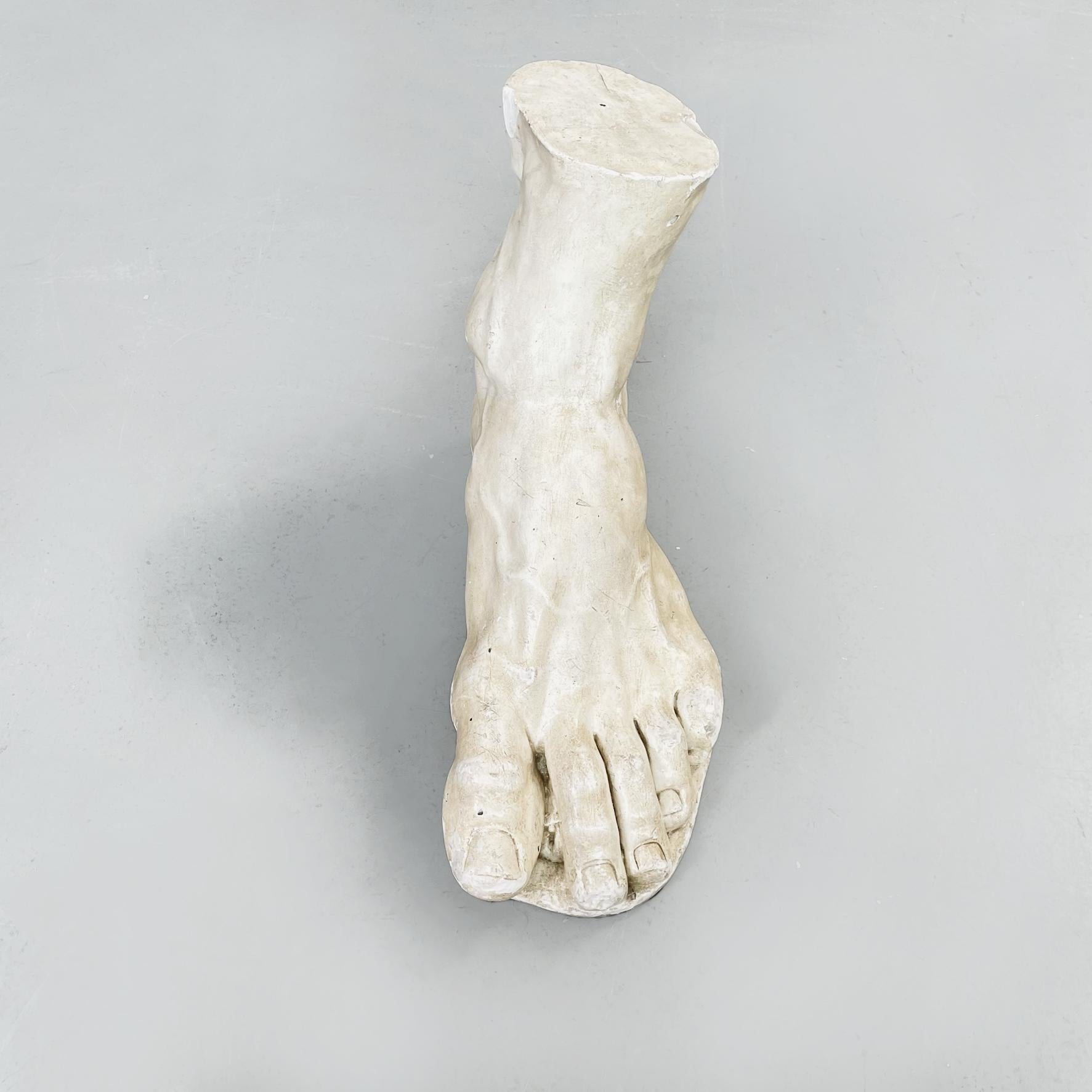 Italian Modern Foot Statue in Light Beige Plaster, 1970s For Sale 2