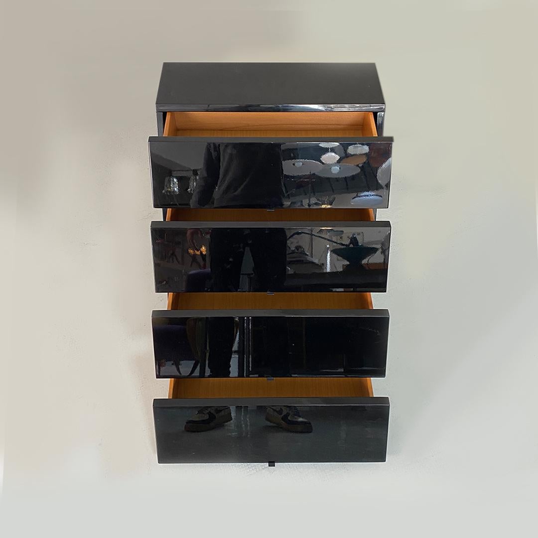 Paire de commodes modernes italiennes à quatre tiroirs en bois laqué noir, années 1980 en vente 7