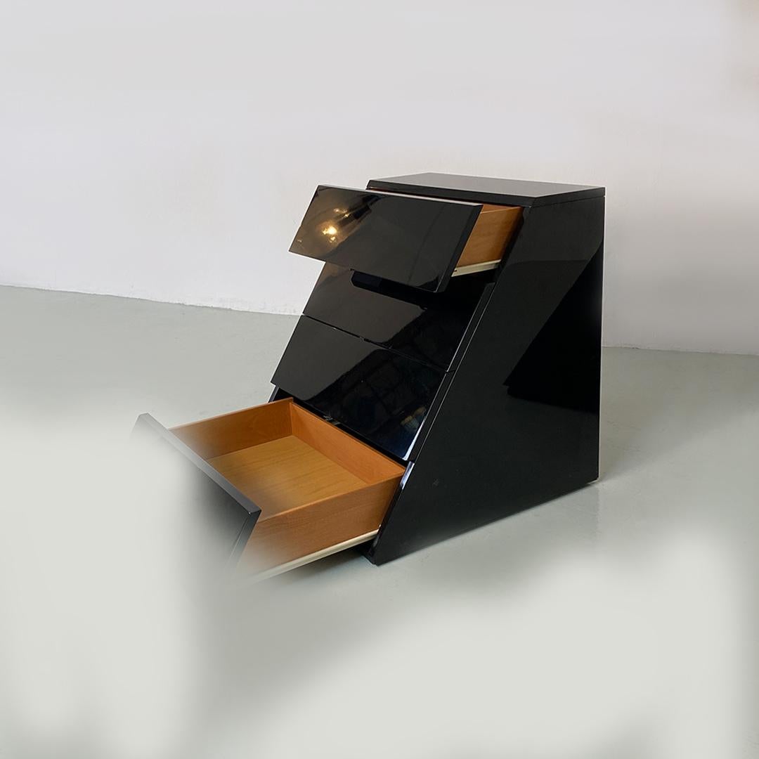 Italienische moderne Kommode mit vier Schubladen aus schwarz lackiertem Holz, 1980er Jahre im Angebot 9