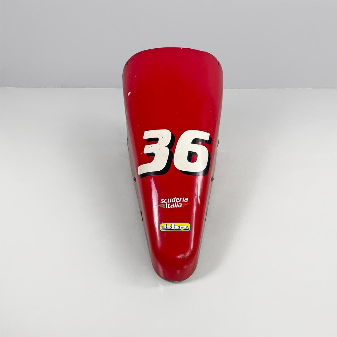 Nez avant moderne italien de La Dallara F.3000, années 1990
Nez avant de la Dallara F.3000. Le nez est rouge vif et arbore le logo de la Scuderia Italia comme logo principal.
Il comporte également le logo du sponsor Dallara (BMS Dallara) et le