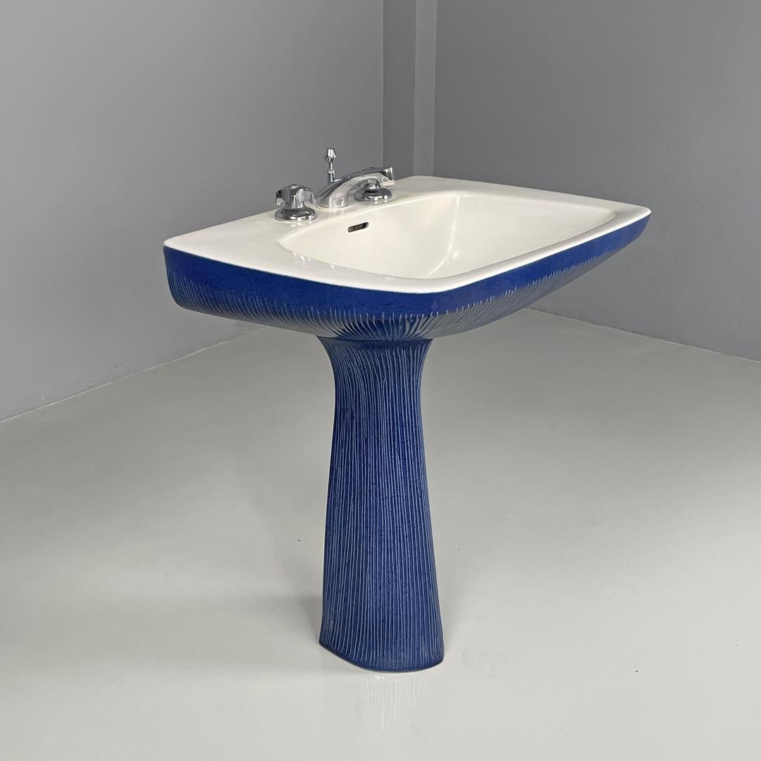 Italienischer moderner blauer Gardena-Keramikgefäß aus Keramik von Antonia Campi Richard Ginori, 1970er Jahre
Waschbecken für das Badezimmer Mod. Gardena in Weiß und glasierter Keramik in Blautönen mit helleren Reliefstreifen. Der obere Teil ist