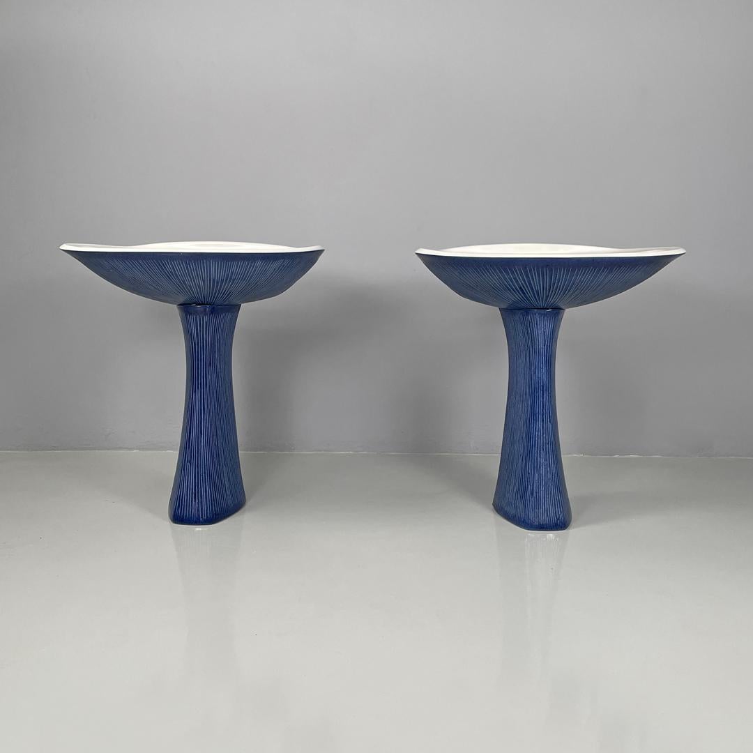 Fregaderos italianos modernos de cerámica azul Gardena de Antonia Campi Richard Ginori, años 70
Pareja de lavabos de baño mod. Gardena de cerámica blanca y esmaltada en tonos azules con vetas en relieve más claras. La parte superior es ancha con