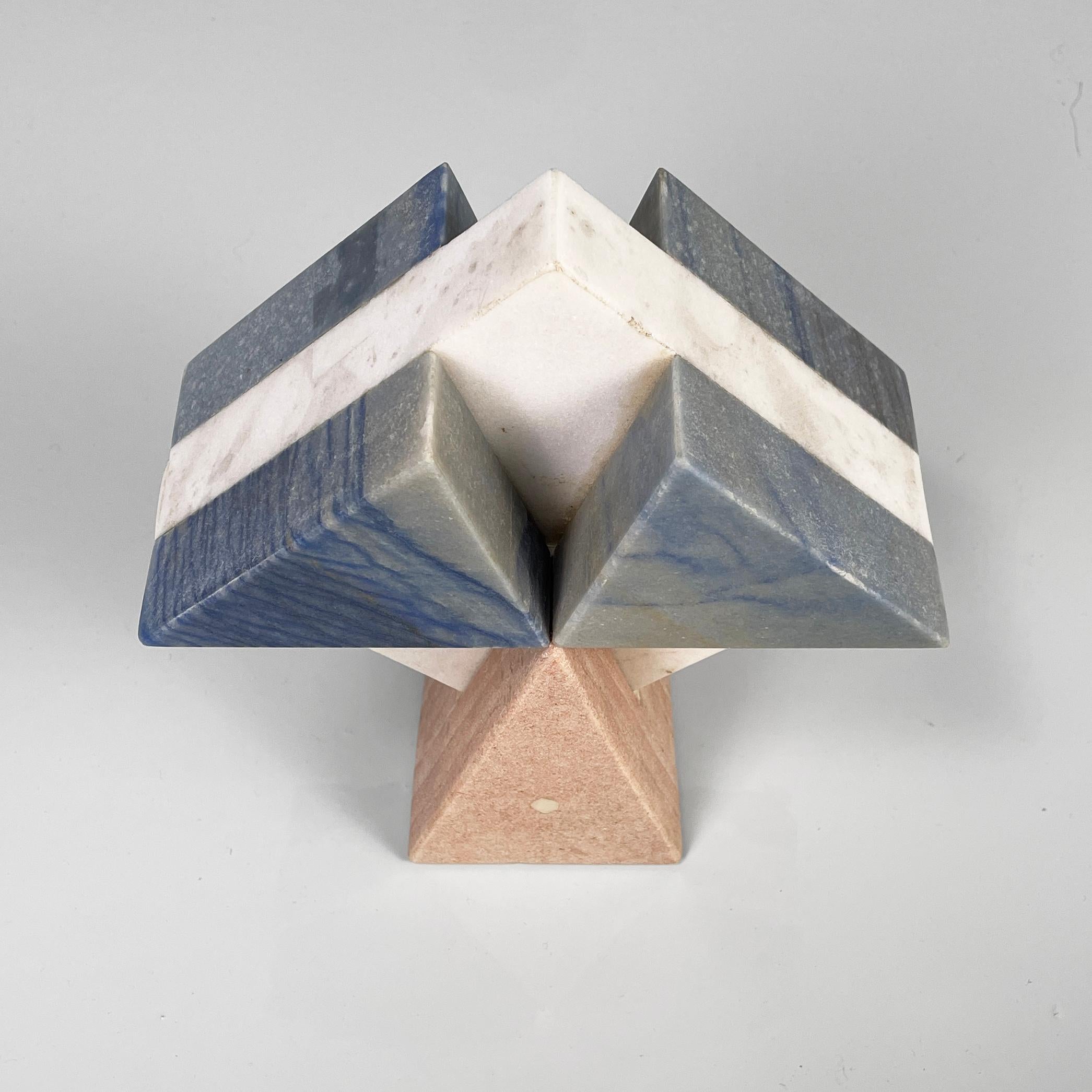 Italian modern geometric sculptures in white, blue and pink marble, 1980s In Good Condition For Sale In MIlano, IT
