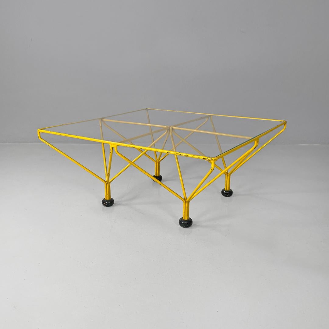 Italienischer moderner geometrischer gelb lackierter Metallstab-Couchtisch, 1980er Jahre
Couchtisch mit quadratischem Fuß. Die Hauptstruktur besteht aus leuchtend gelb lackierten Metallstäben, die, geometrischen Linien folgend, den Kopf und die