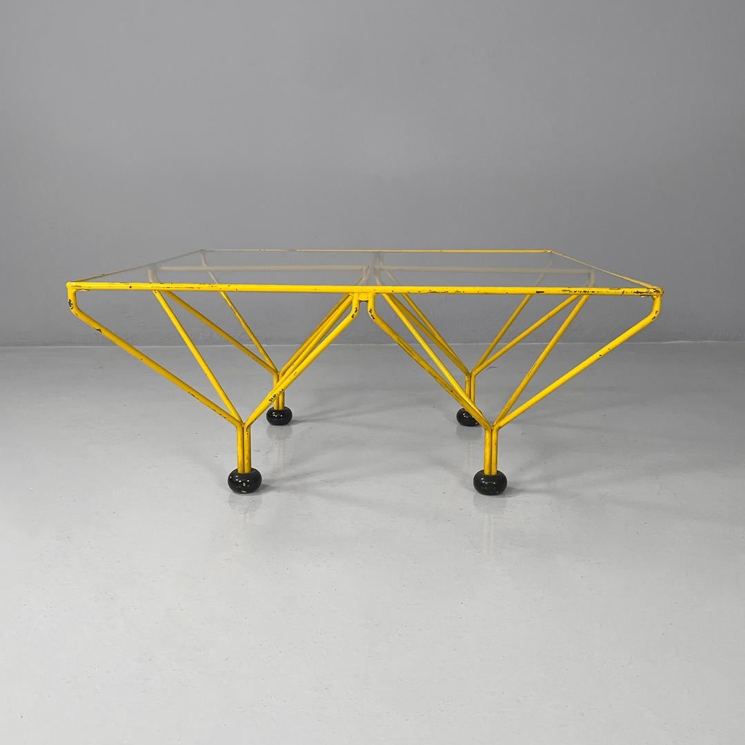 Italienischer moderner geometrischer gelb lackierter Metallstab-Couchtisch, 1980er Jahre (Ende des 20. Jahrhunderts) im Angebot
