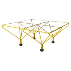 Table basse italienne moderne géométrique jaune à tige en métal peinte, années 1980
