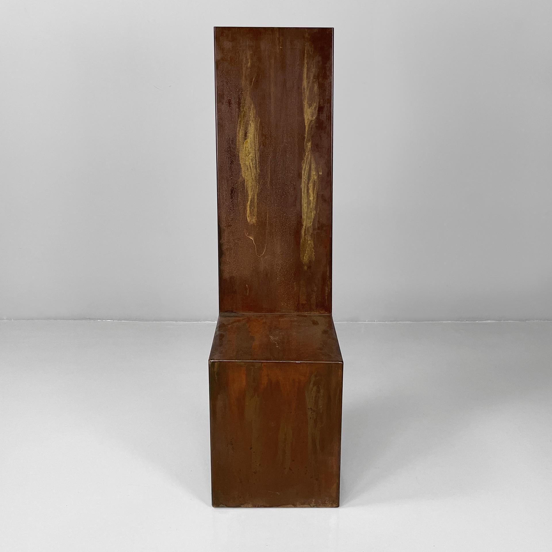 Silla geométrica moderna italiana de hierro, años 80 
Silla totalmente de hierro oxidado, tratado para que no suelte color. La estructura, el asiento y el respaldo del asiento son geométricos y cuadrados. Puede utilizarse como asiento o sillón de