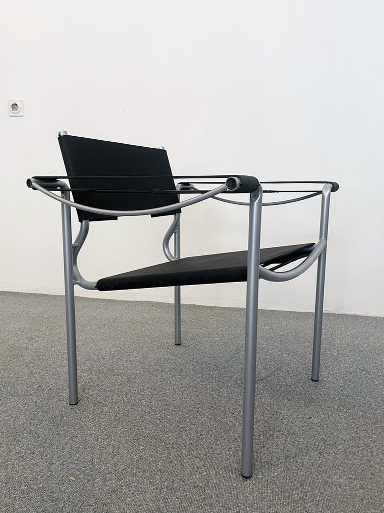 Alias: Spaghetti armchair - 109. Spaghetti, a symbol of the history of design, is the first Alias ??chair to appear in the MOMA collection in New York. The structure is made of lacquered steel, and the seats and backrests are made of neoprene. Rare