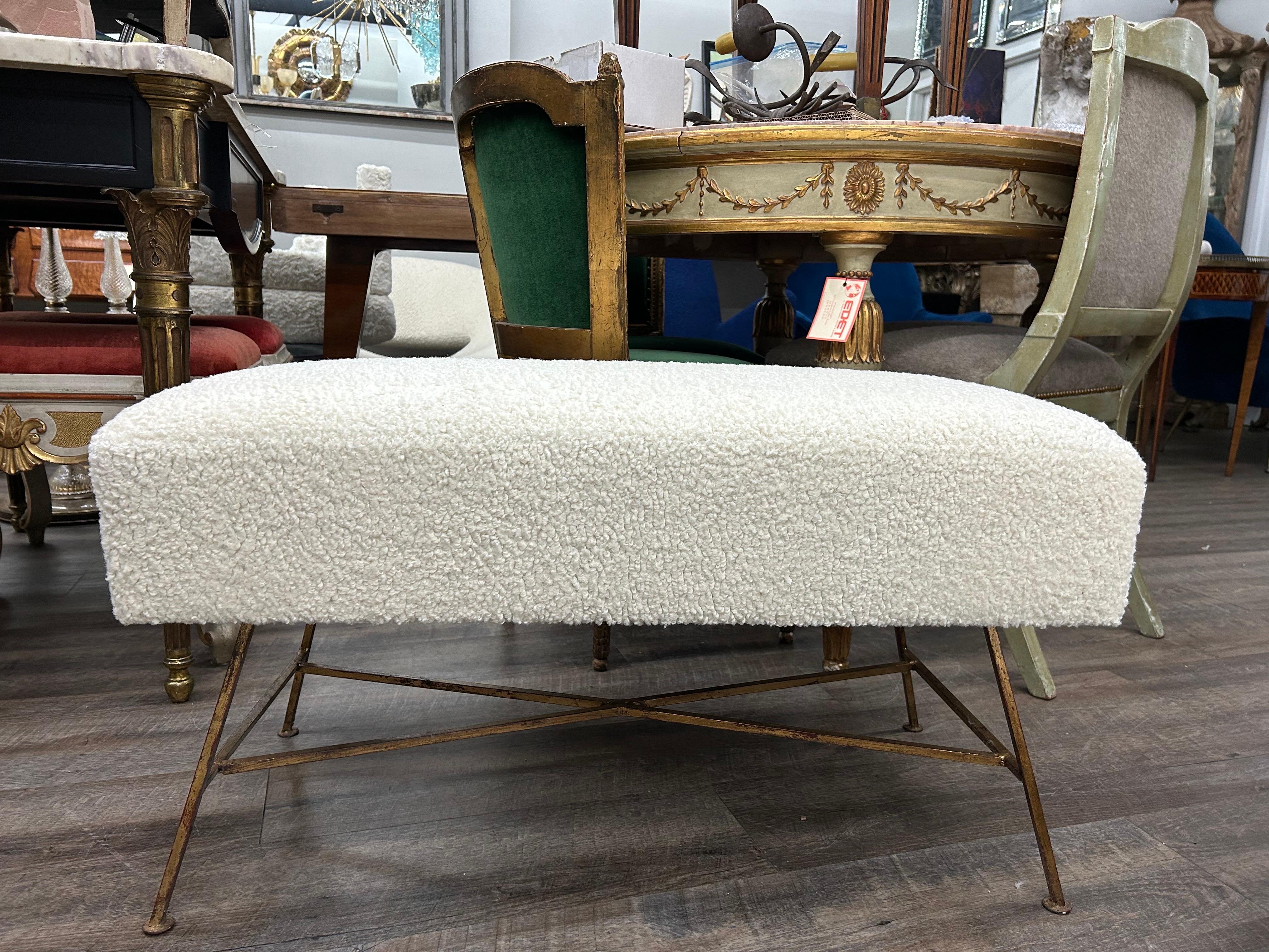 Panchina moderna italiana in ferro dorato.
In offerta c'è una splendida panca in ferro battuto dorato della metà del secolo scorso, piena di stile e appena rivestita in tessuto boucle bianco.
Questa panca versatile si adatta a diversi spazi e