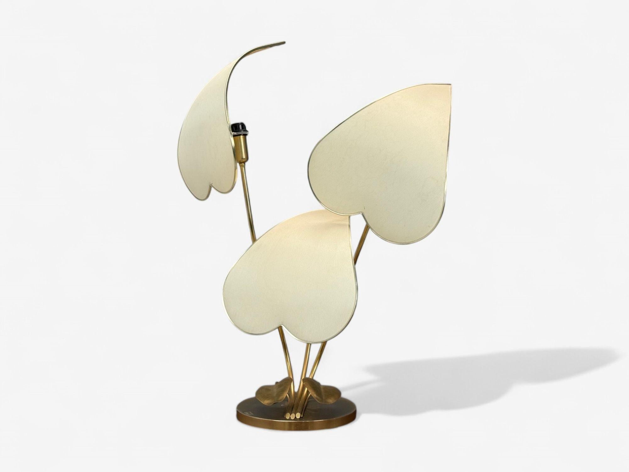 Lampe de table moderne italienne, fer doré, tissu, Italie, années 1970

Grande lampe de table à trois lumières à motif floral, conçue et produite dans la seconde moitié du XXe siècle en Italie.

Fer doré, tissu ; Italie c.C. 1970

Hauteur : 32