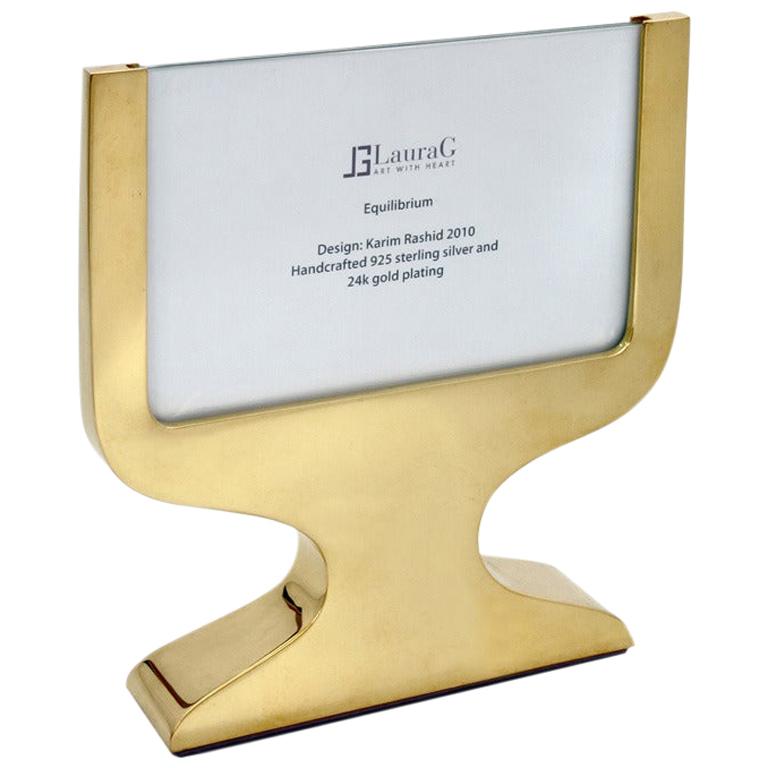 Equilibrium gold is a photo frame in silver 925 gold-plated by Laura G Art with Heart and It is a very simple and modern piece and can be suitable to hold one or two photos, front and back. The piece has been designed same shape front and back as