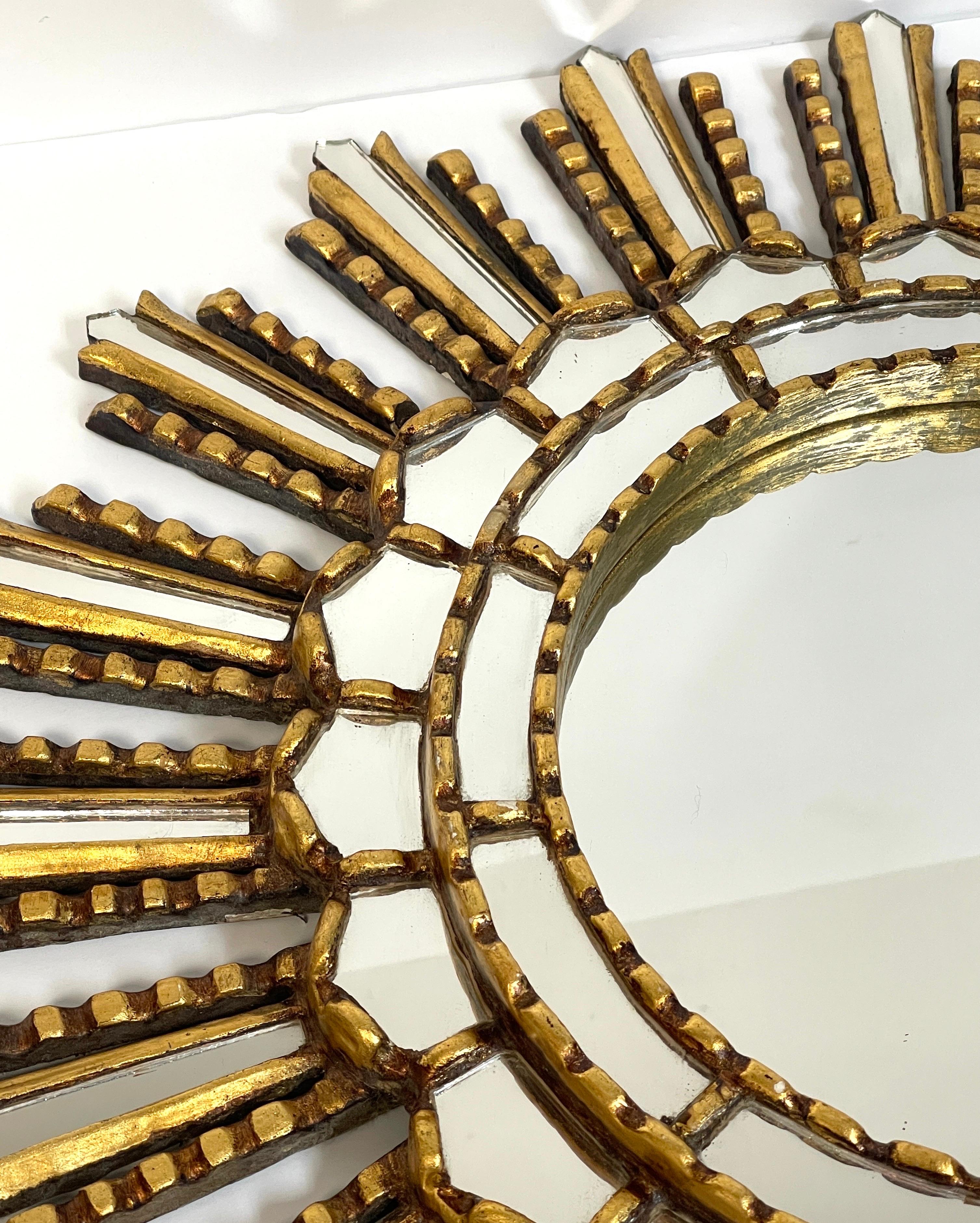 Sculpté Miroir moderne italien en mosaïque de bois doré en forme de rayons de soleil  en vente