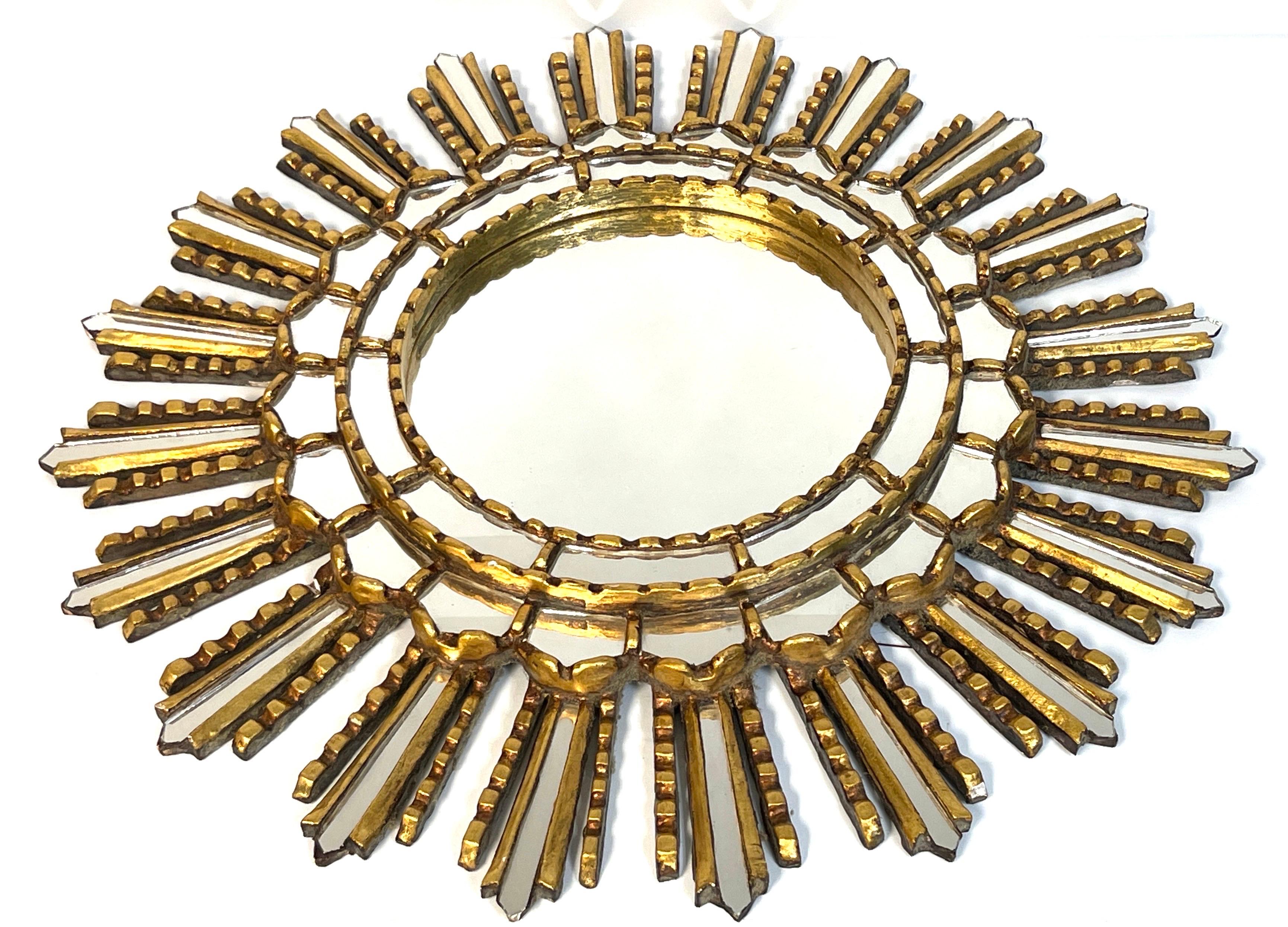 Miroir moderne italien en mosaïque de bois doré en forme de rayons de soleil  en vente 1