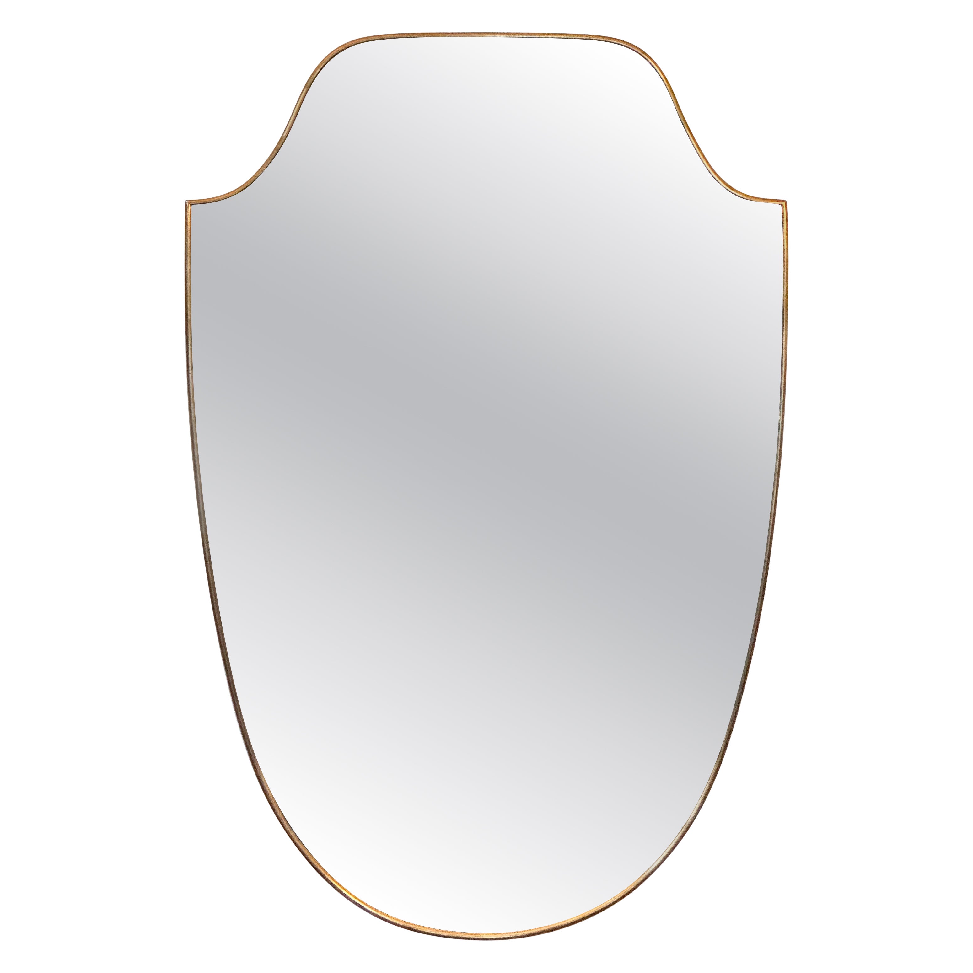 Grand miroir mural en forme de bouclier en laiton d'Italie (H 35 1/2 x L 23 1/2)