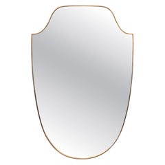 Grand miroir mural en forme de bouclier en laiton d'Italie (H 35 1/2 x L 23 1/2)