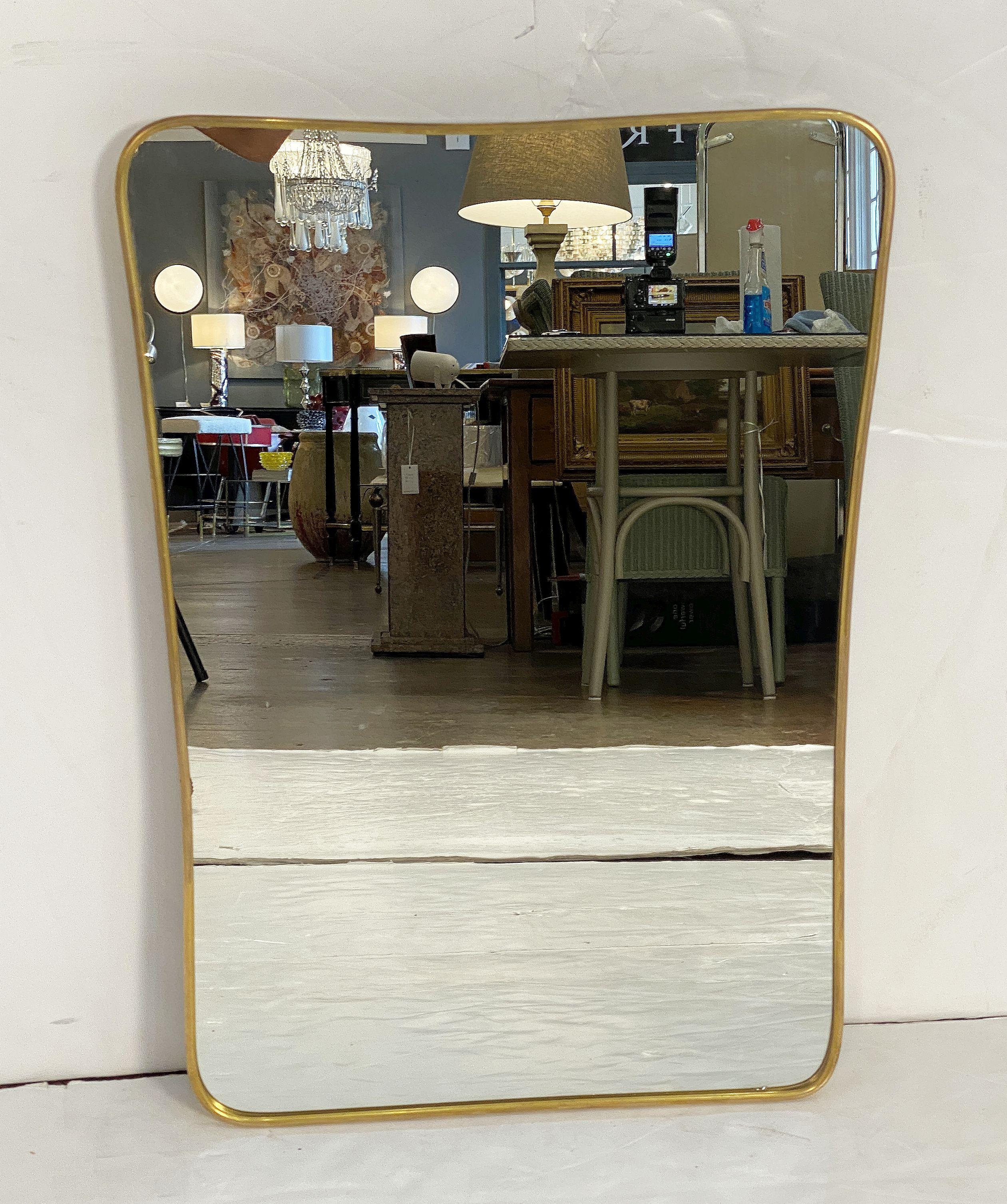 Moderne Miroir mural moderne italien de style Gio Ponti avec cadre en laiton (H 27 1/4 x L 19 3/4) en vente