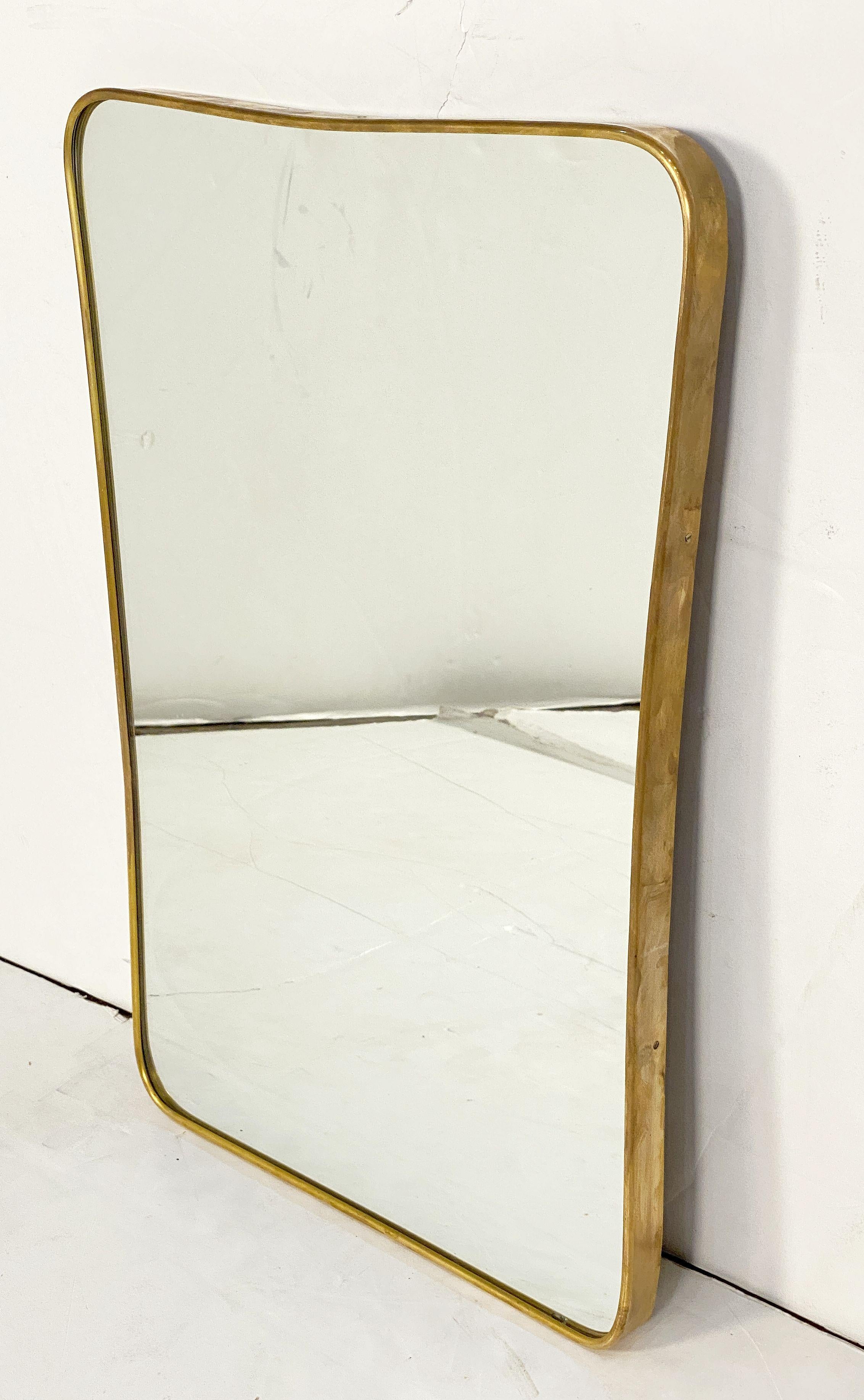 Italian Modern Gio Ponti Style Wall Mirror in Brass Frame (H 27 1/4 x W 19 3/4) In Good Condition For Sale In Austin, TX