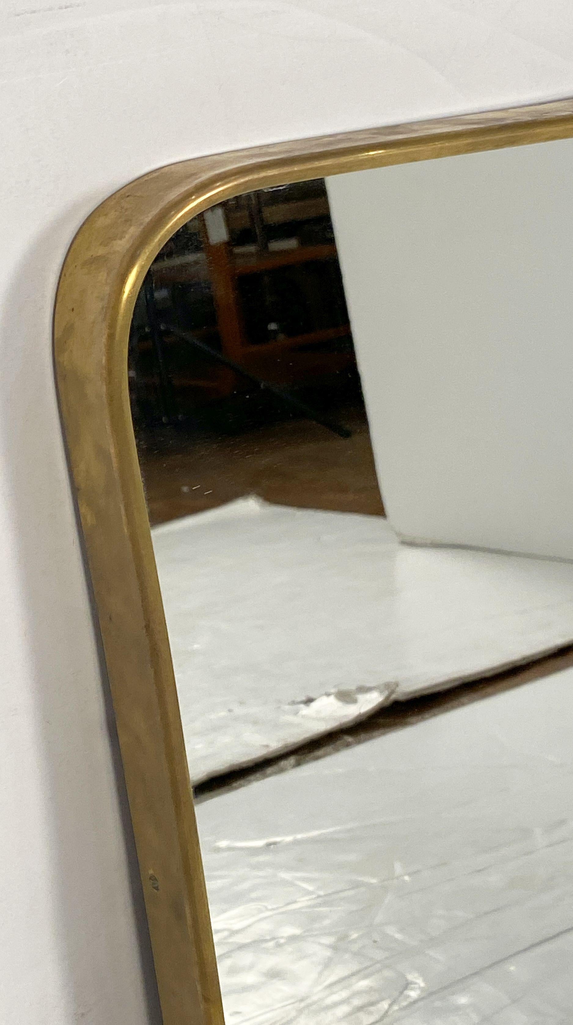 Miroir mural moderne italien de style Gio Ponti avec cadre en laiton (H 27 1/4 x L 19 3/4) Bon état - En vente à Austin, TX