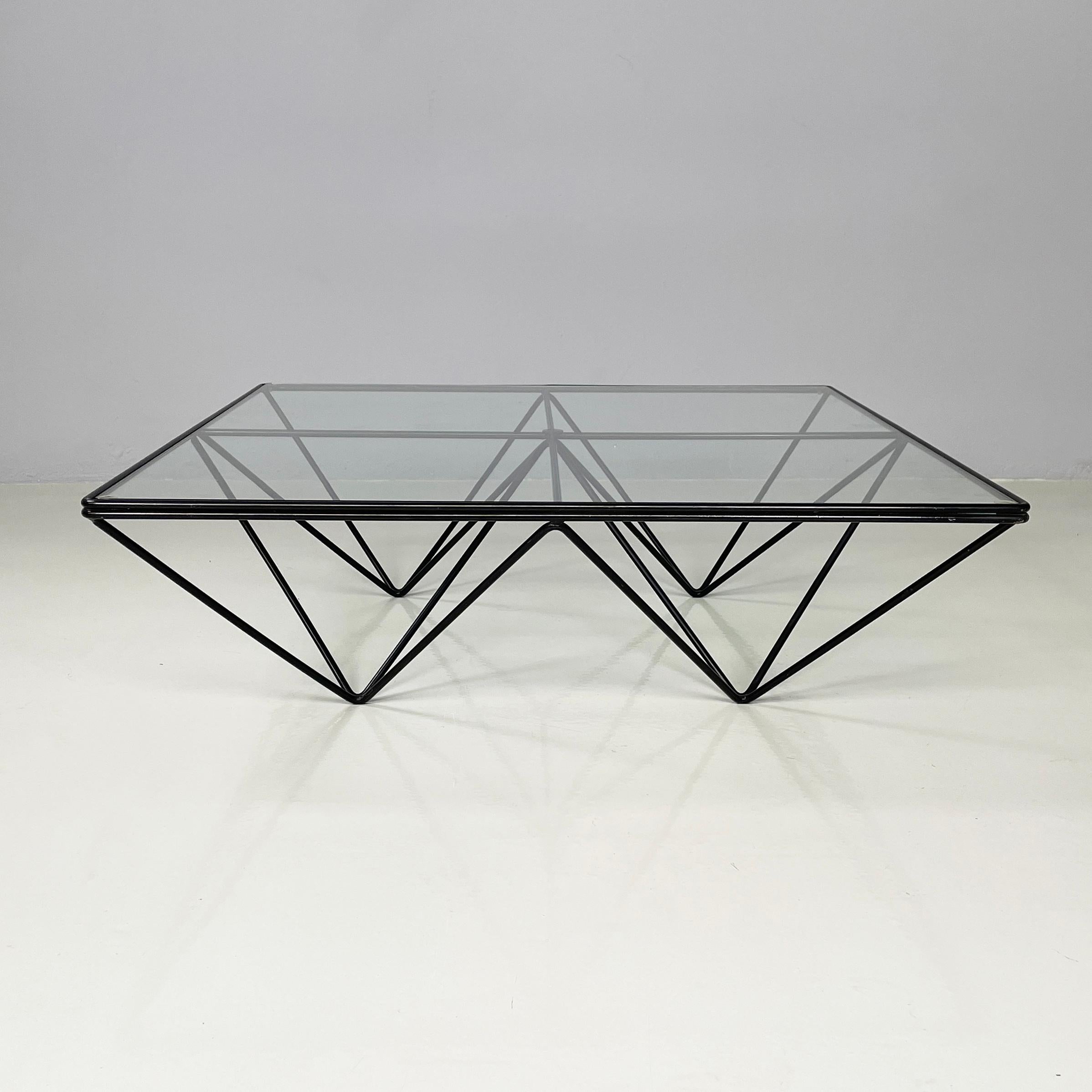 Moderno italiano Mesa de centro de cristal y metal negro Alanda de Paolo Piva para B&B Italia, años 80
Mesa de centro mod. Alanda con tapa cuadrada de cristal. La estructura de varilla metálica pintada de negro está formada por cuatro pirámides
