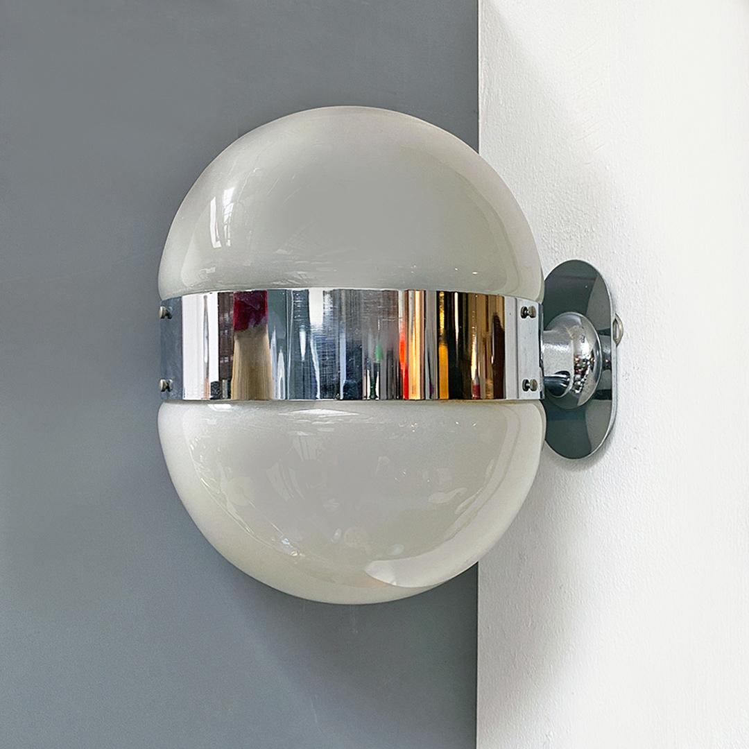 Italian modern glass and nickel-plated brass Clio wall lamp by Sergio Mazza for Artemide, 1960s
Fanstastic Artemide, Clio model wall lamp,  with structure and wall attachment in nickel-plated brass and molded glass diffuser, with central band