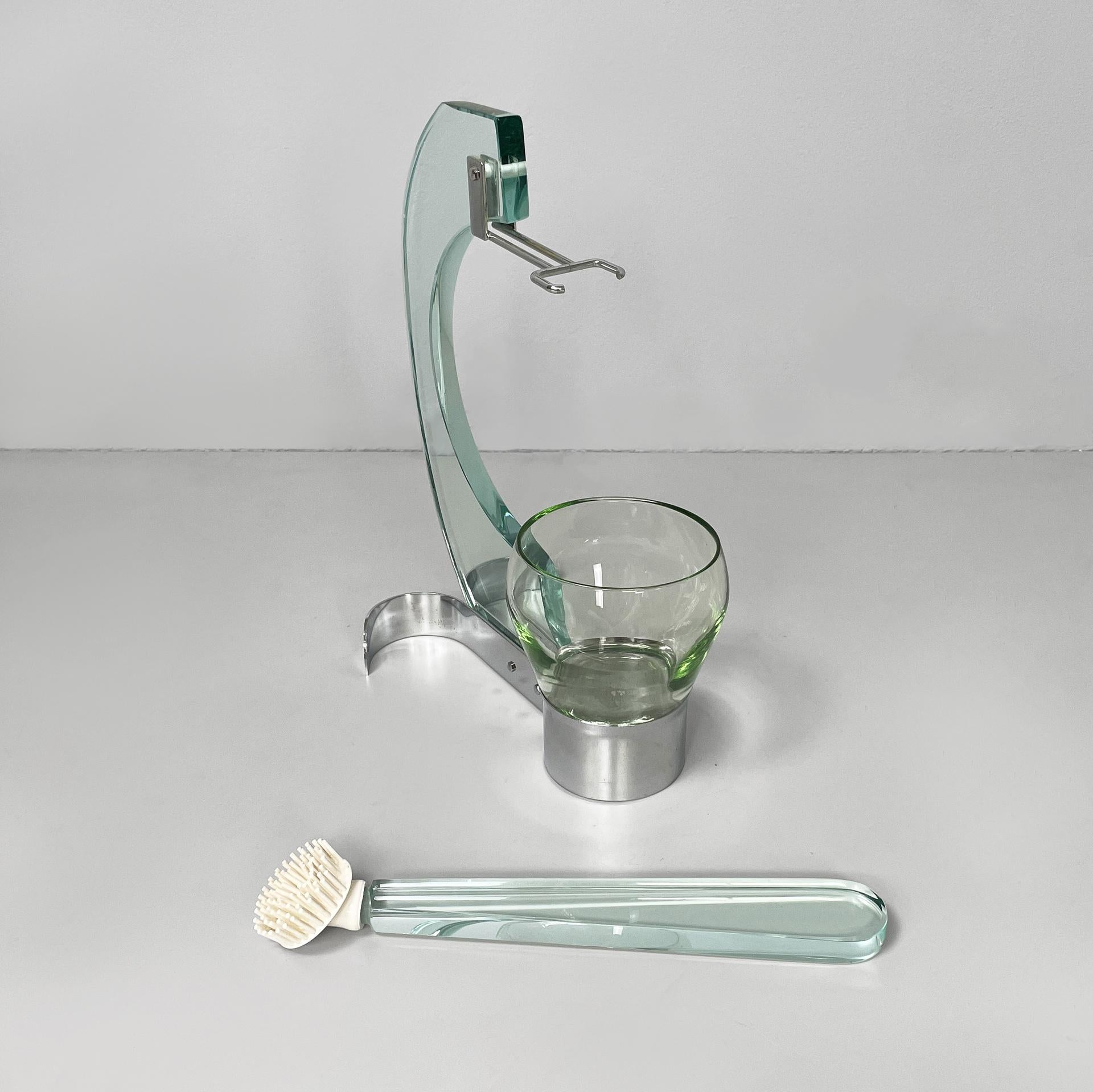 Brosse de toilette italienne moderne en verre et métal, 1970
Fantastique brosse de toilette et porte-brosse en verre et en métal. Le pinceau est doté de poils blancs et d'une structure en verre épais. Le porte-brosse est doté d'un crochet en métal,