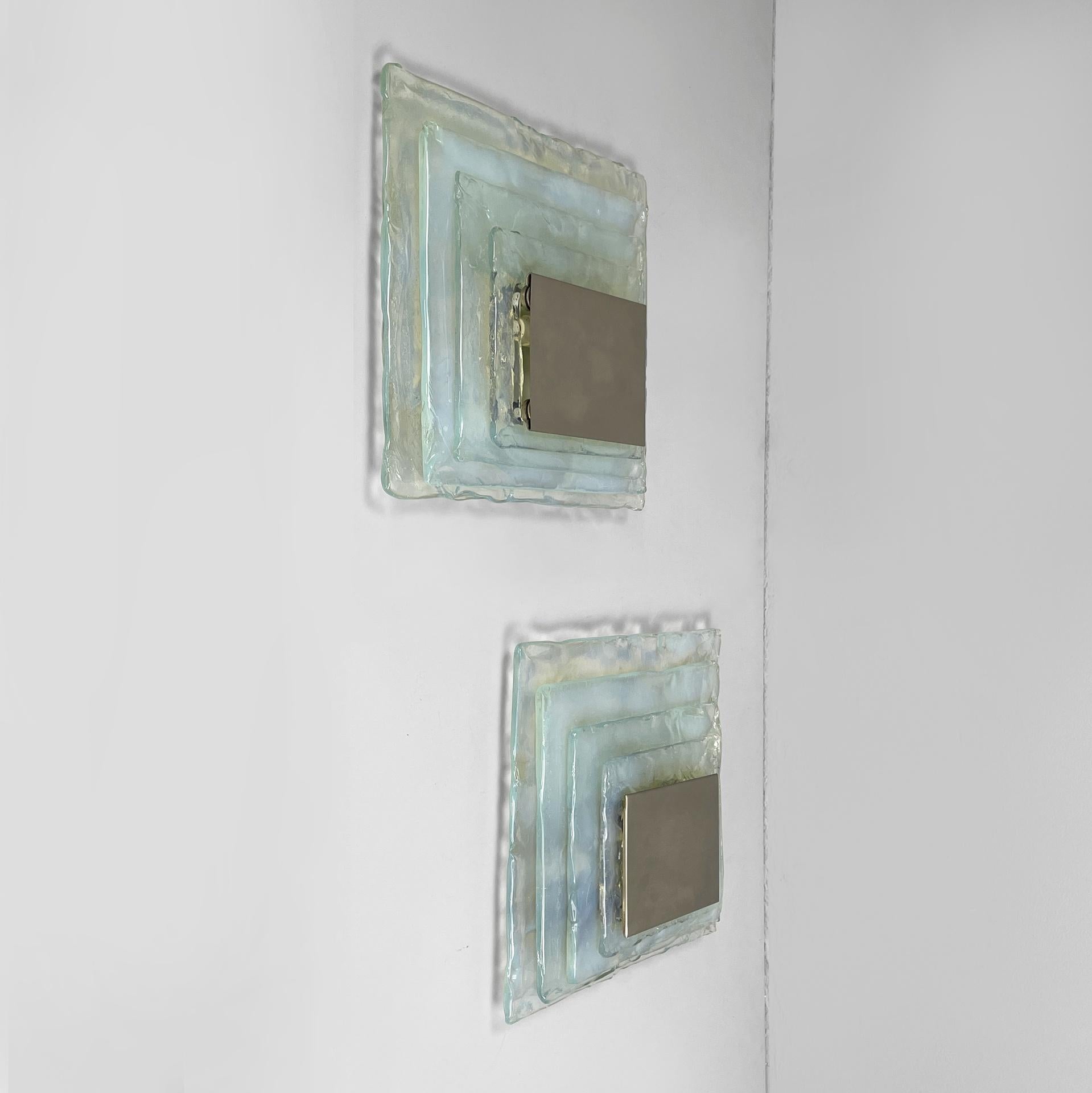Appliques modernes italiennes en verre et métal par Carlo Nason, 1970
Paire d'appliques fantastiques et vintage avec un diffuseur rectangulaire composé d'une plaque métallique et de quatre vitres en verre lattimo de forme irrégulière. Les panneaux
