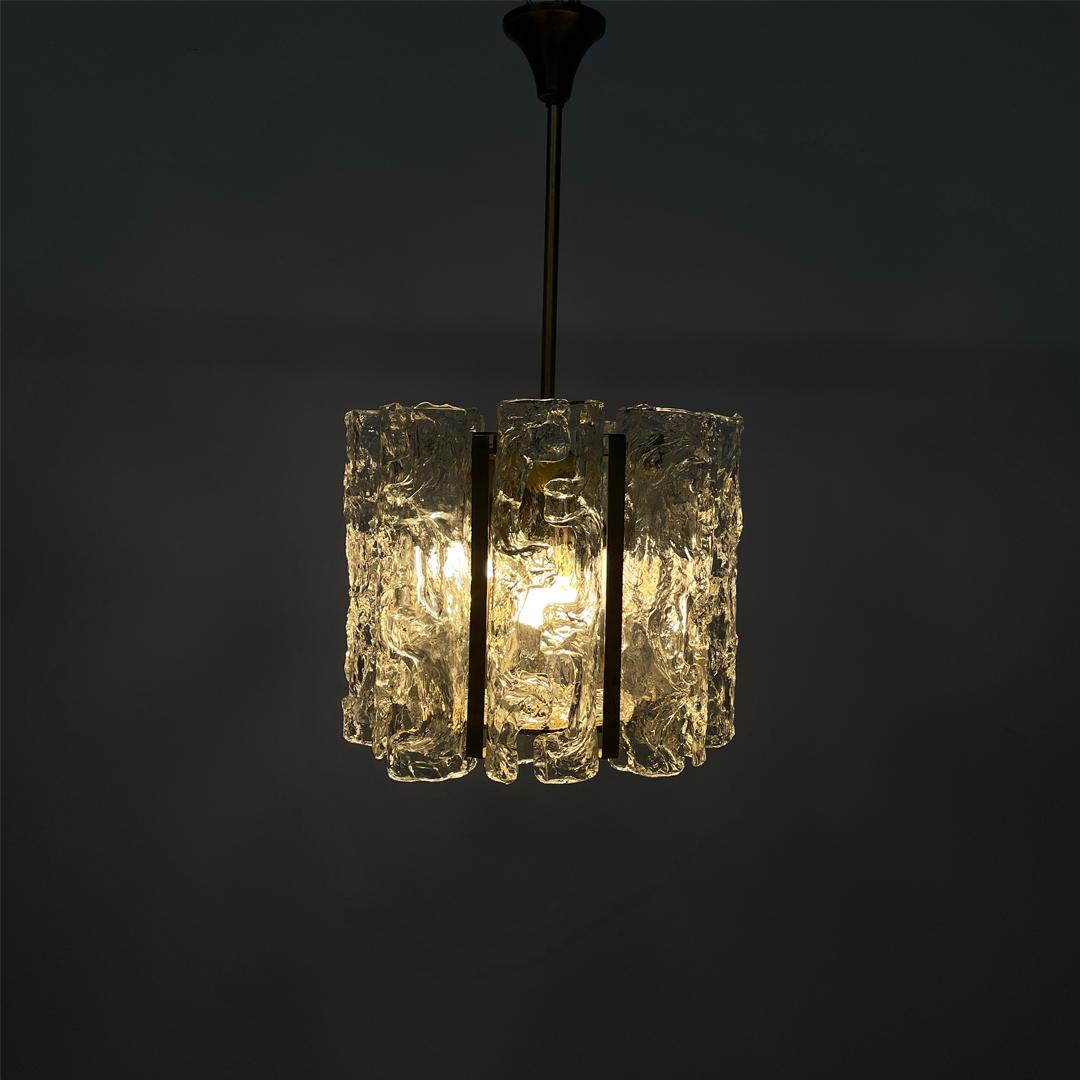 Lustre moderne italien en verre par Carlo Nason pour Mazzega, 1970
Plafonnier en verre de Murano finement travaillé. Il est composé de huit cylindres qui s'attachent à la structure métallique.
La fixation au plafond est composée d'une tige qui se