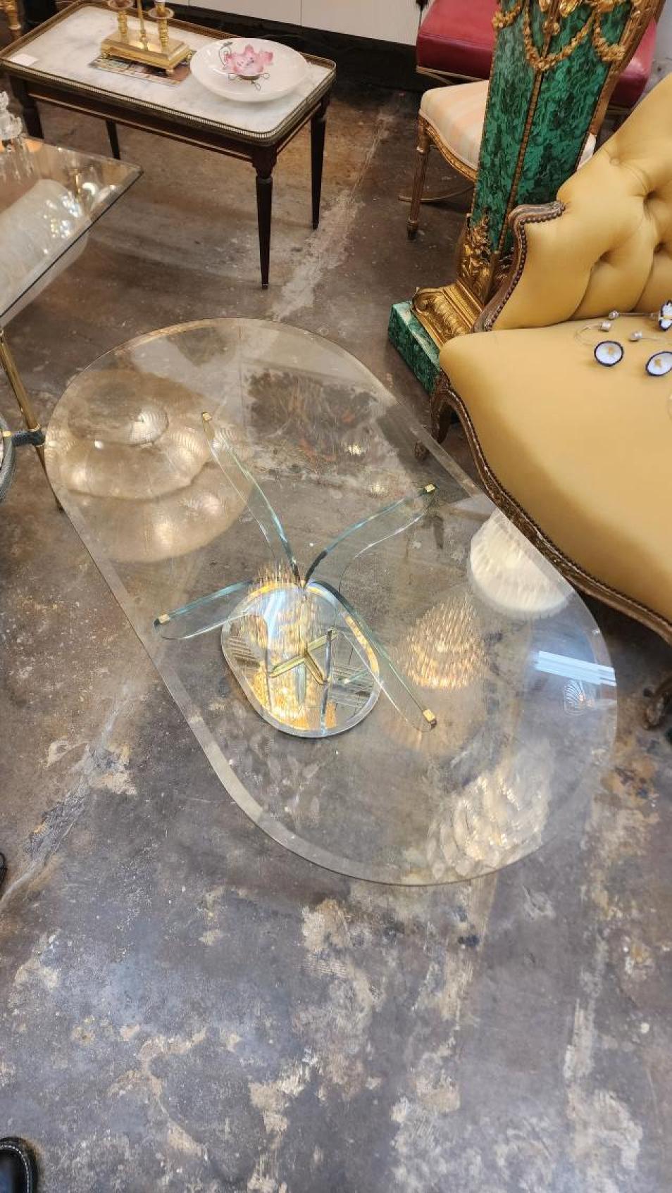 Questo annuncio presenta un tavolino italiano in stile Art Déco con bordi smussati, finiture in metallo e base a specchio. I tavoli in stile Art Déco erano popolari negli anni '30 e '40 per il loro design elegante e il loro significato storico. La