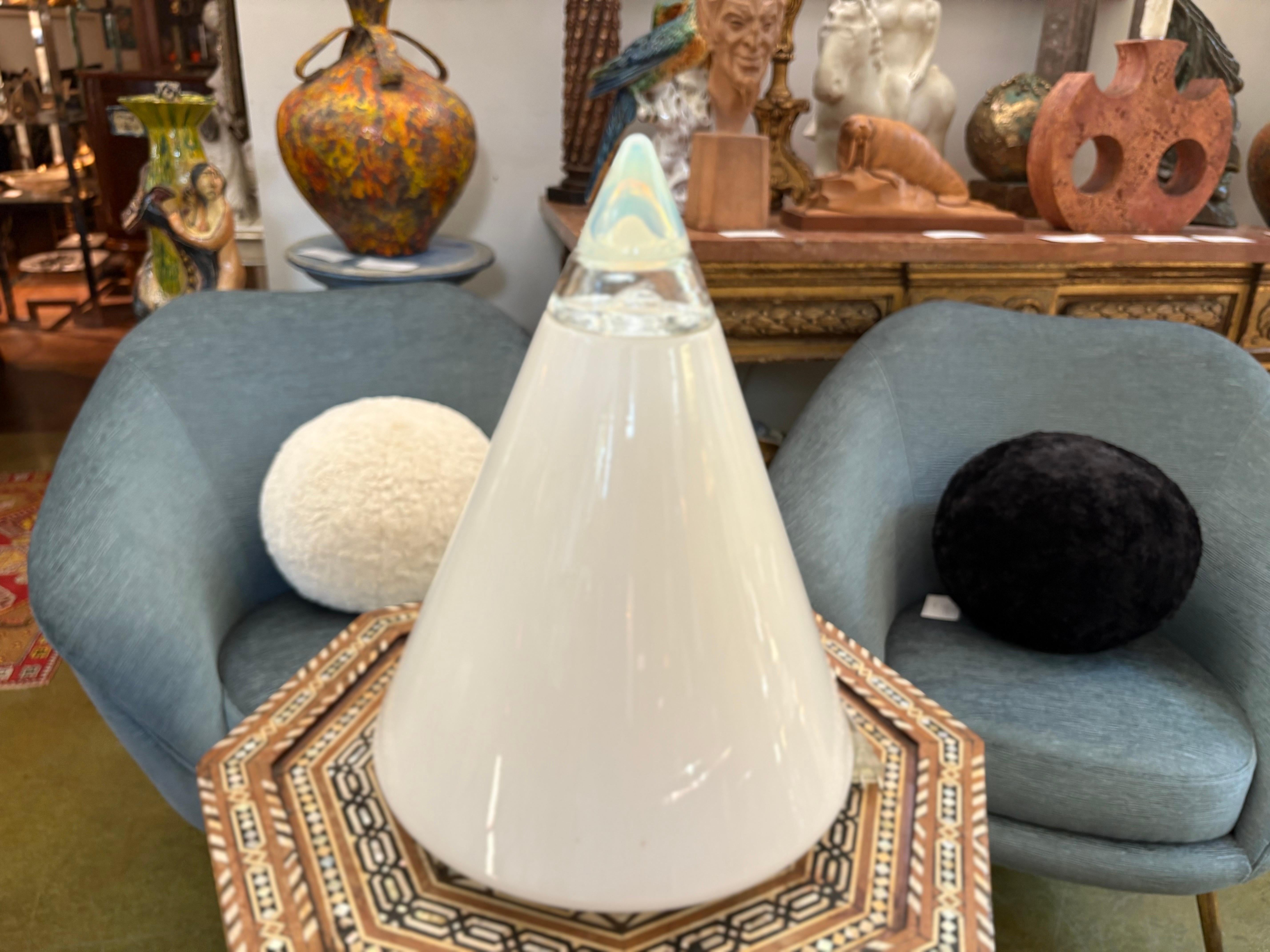 Lampe italienne moderne en verre, conçue par Giusto Toso.
L'offre est une forme conique postmoderne.  Lampe conçue par Giusto Toso pour Leucos dans les années 1970.
Notre lampe a une partie inférieure en verre soufflé opalin et une partie supérieure