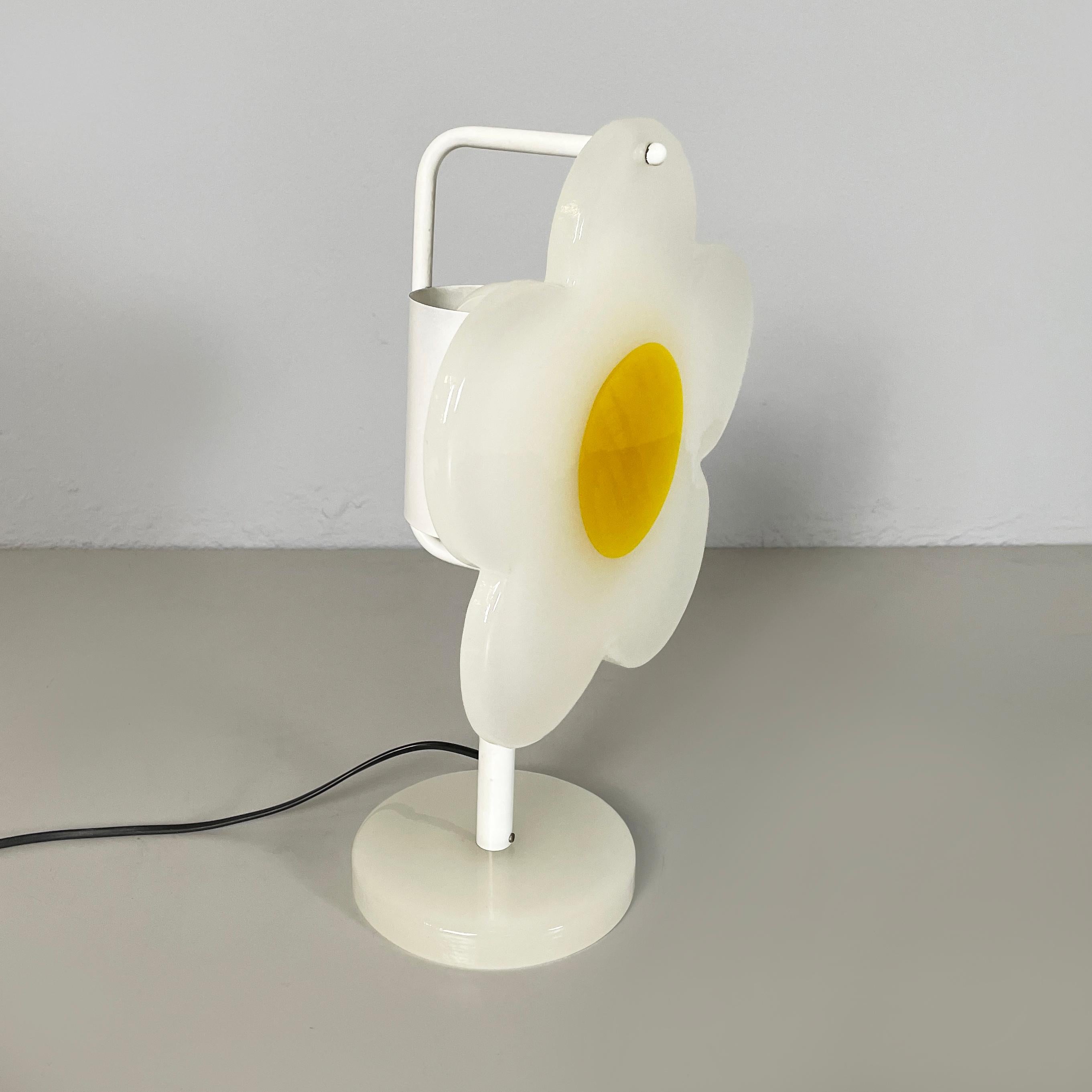 Italian modern glass table lamp Fiore  in daisy flower shape by Paf Studio 1980s
Table lamp mod. Fiore with thick yellow and white glass diffuser in the shape of a daisy flower. The diffuser is supported by the white painted metal rod structure. The