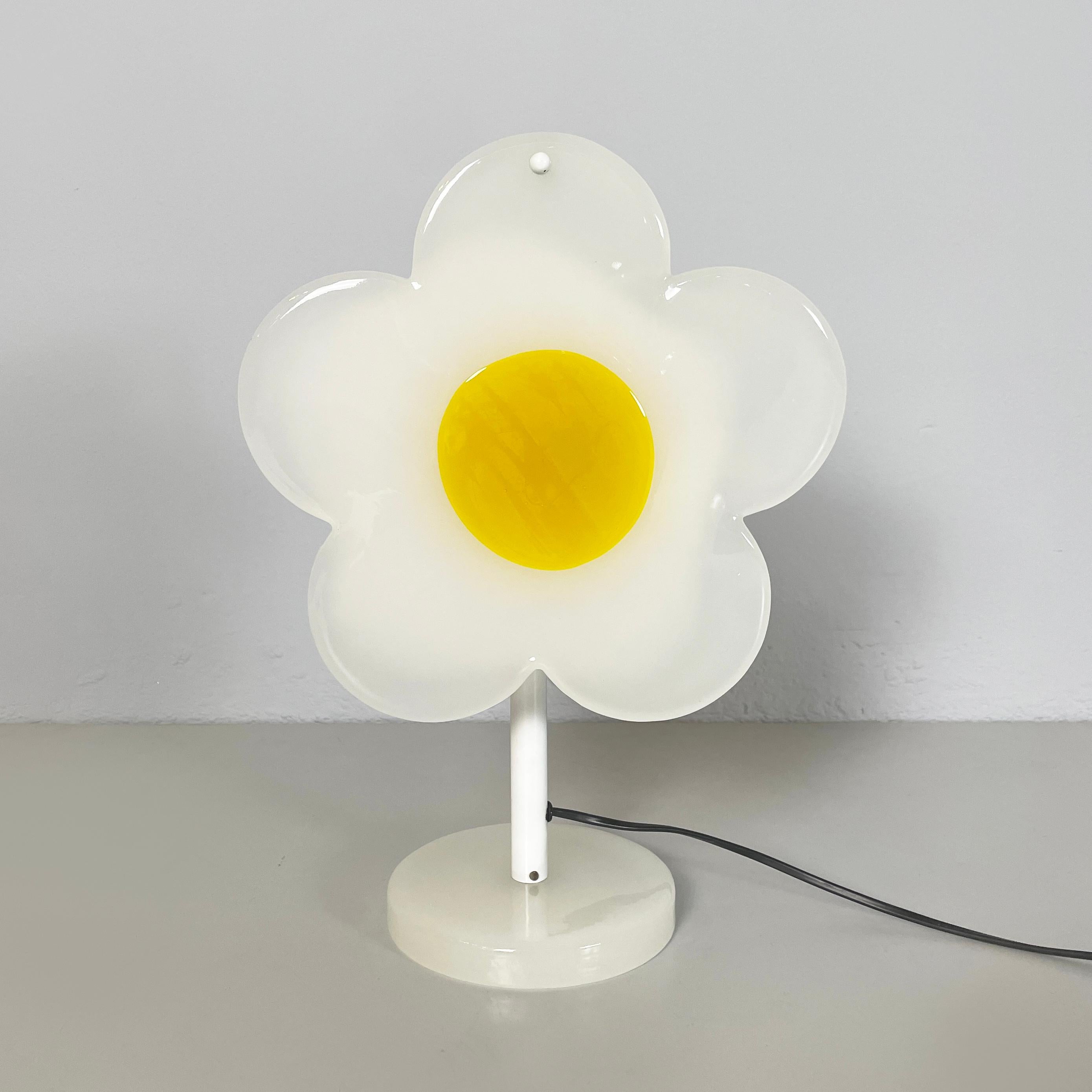Modern Italian modern glass table lamp Fiore  in daisy flower shape by Paf Studio 1980s