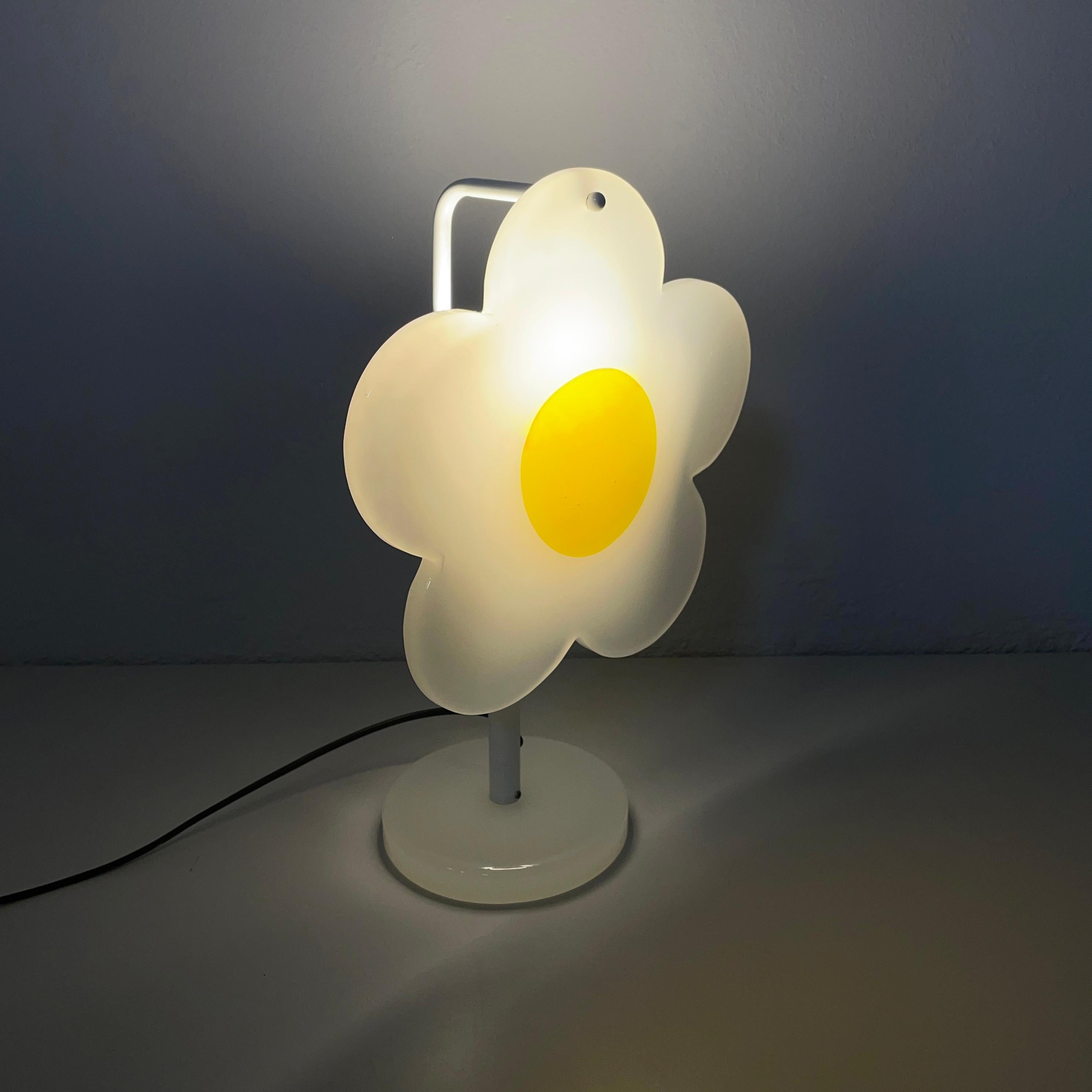 Italian modern glass table lamp Fiore  in daisy flower shape by Paf Studio 1980s In Good Condition In MIlano, IT