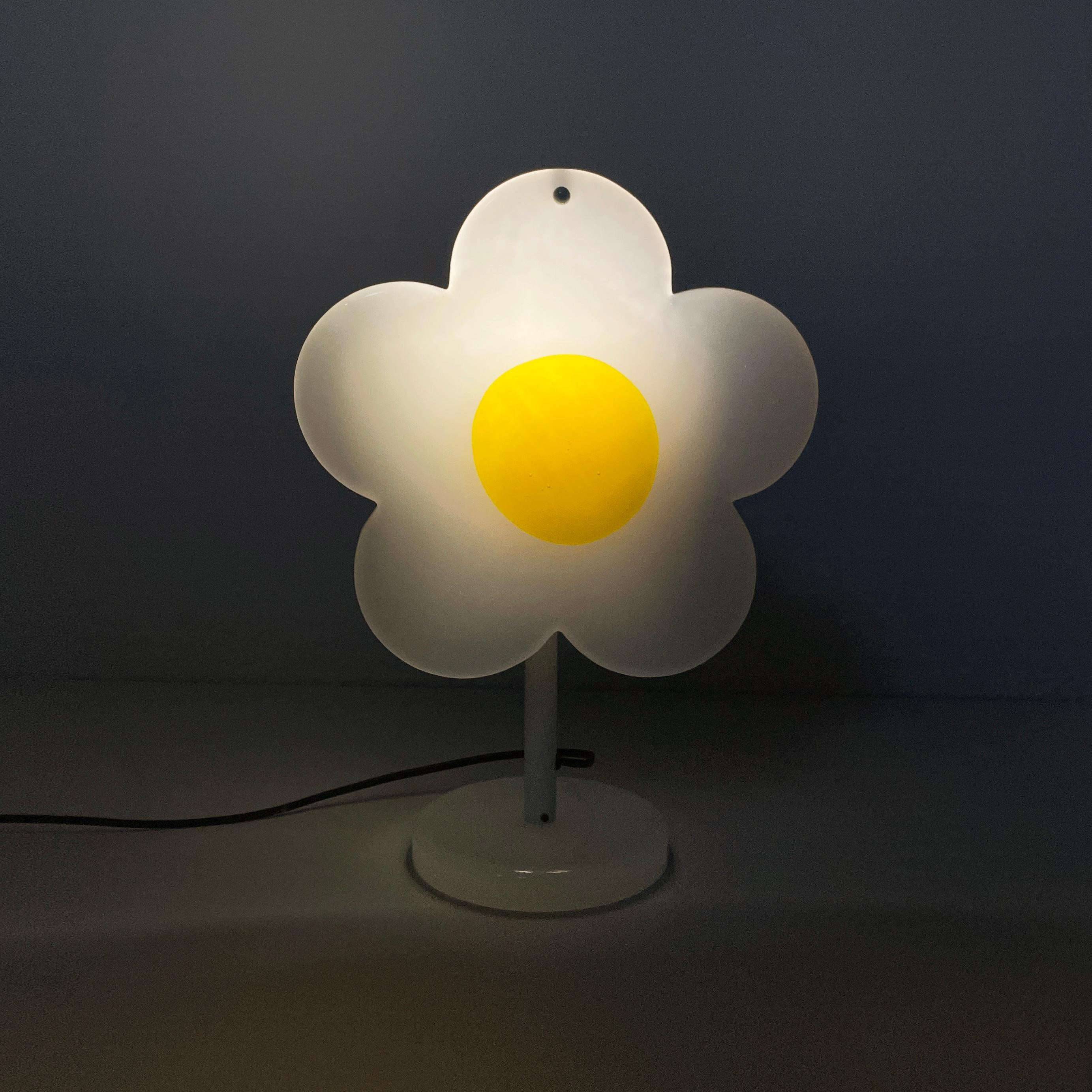Late 20th Century Italian modern glass table lamp Fiore  in daisy flower shape by Paf Studio 1980s