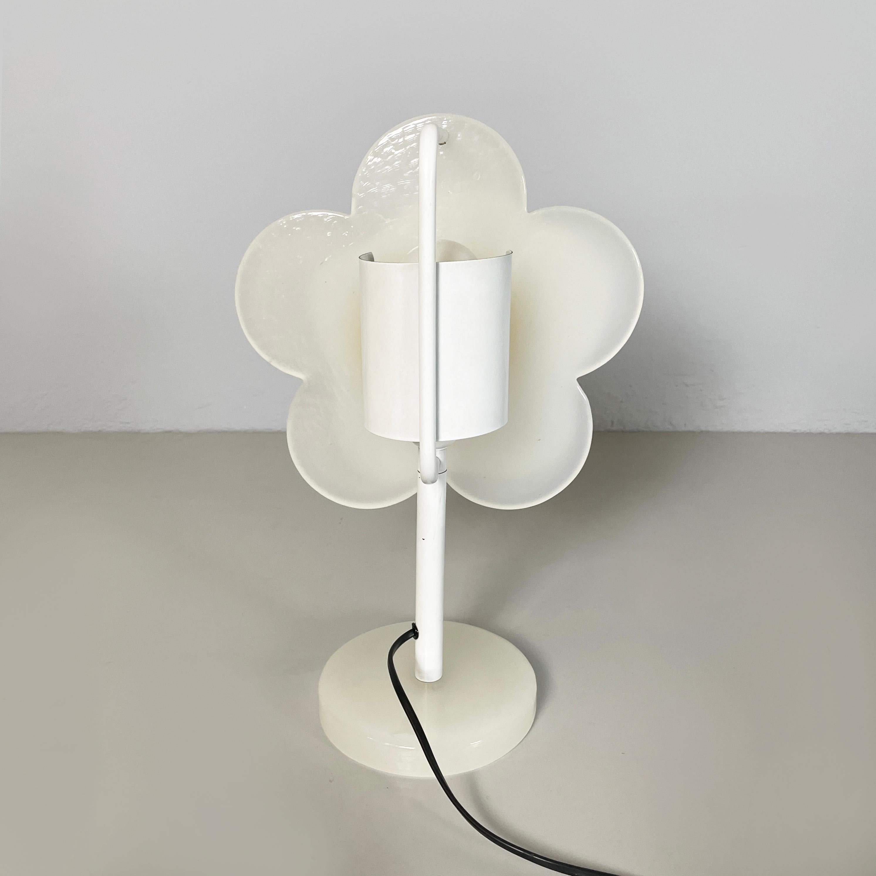 Italian modern glass table lamp Fiore  in daisy flower shape by Paf Studio 1980s 1