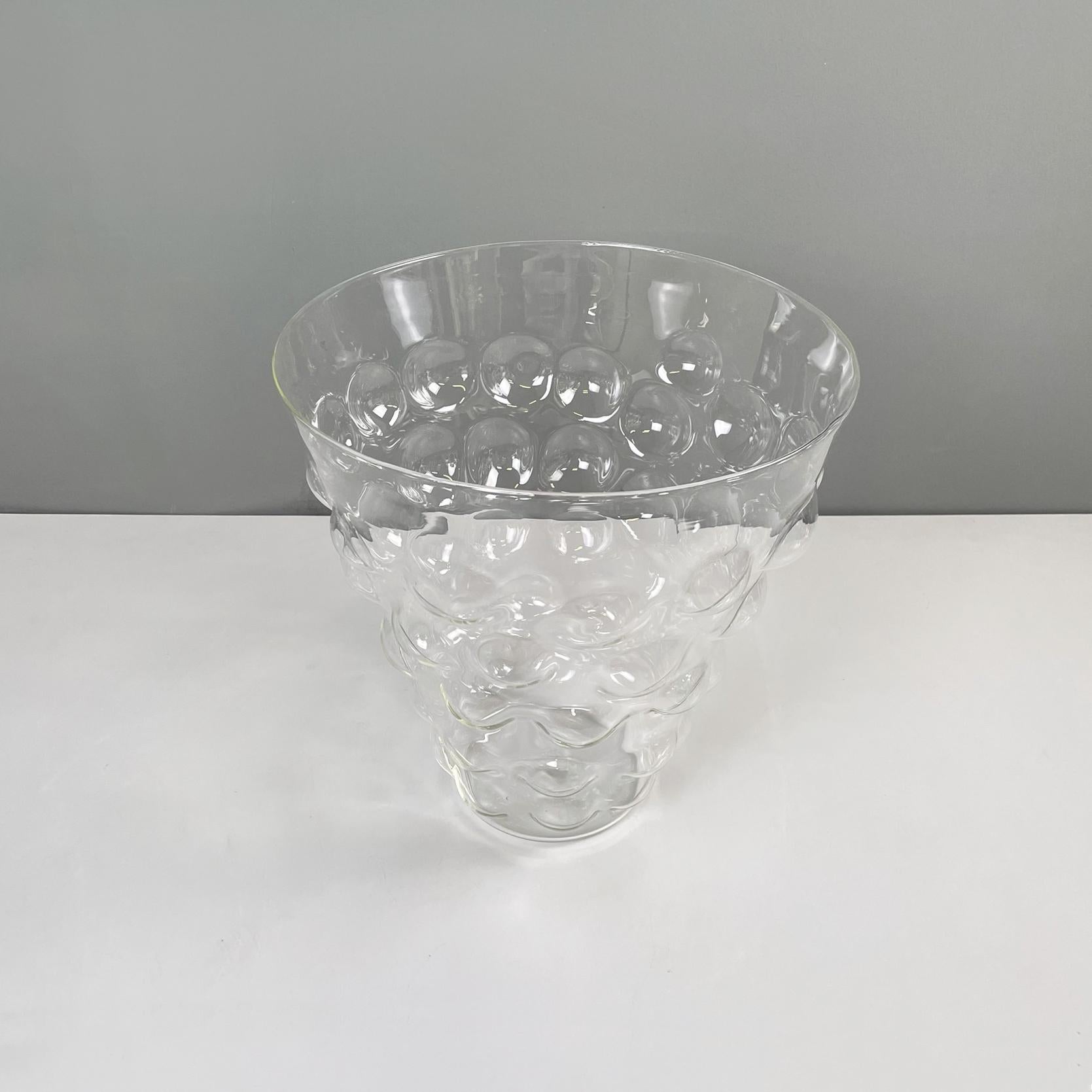 Vaso di vetro moderno italiano con bolla di vetro di Roberto Faccioli, anni '90
Vaso a base rotonda in vetro trasparente finemente lavorato a mano. La struttura tende a restringersi verso la base e su tutta la superficie presenta una serie di