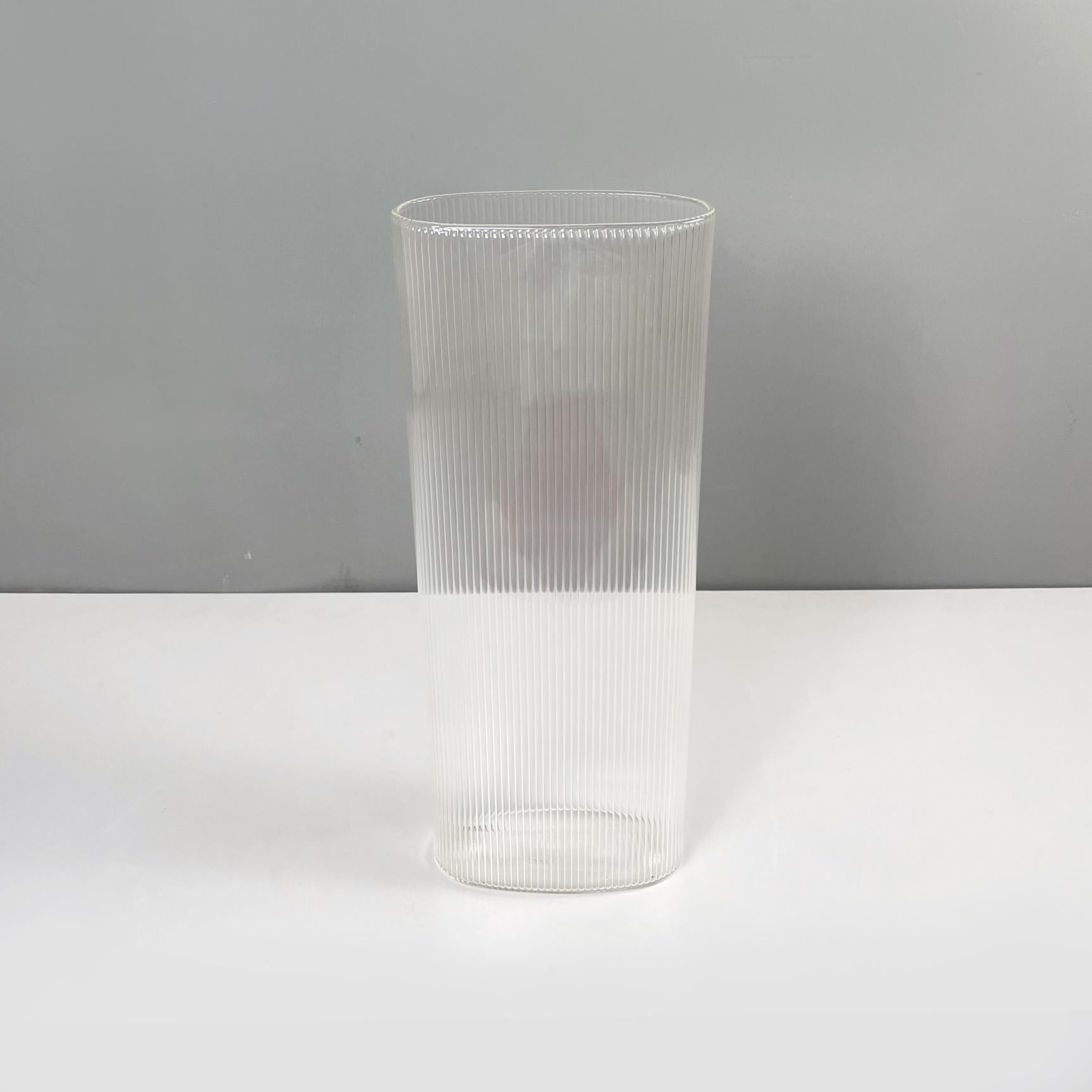 Italian modern Glass vase with oval shape by Roberto Faccioli, 1990s
Vase with oval base in finely handcrafted glass. The structure has thin decorative vertical lines.
Designed and produced by Roberto Faccioli in 1990s.
Very good condition.