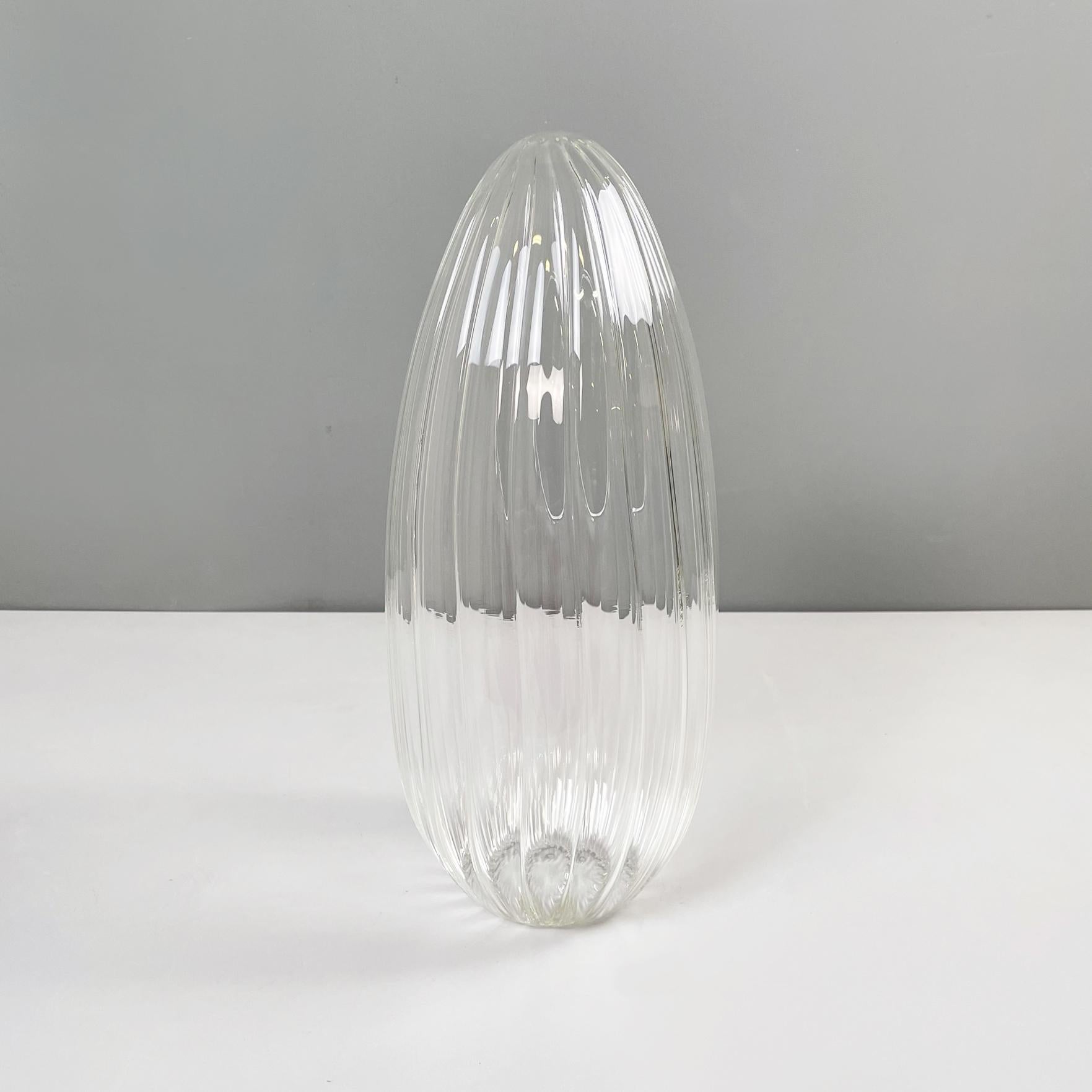 Italian modern Glass vase with round seed shape by Roberto Faccioli, 1990s In Good Condition For Sale In MIlano, IT