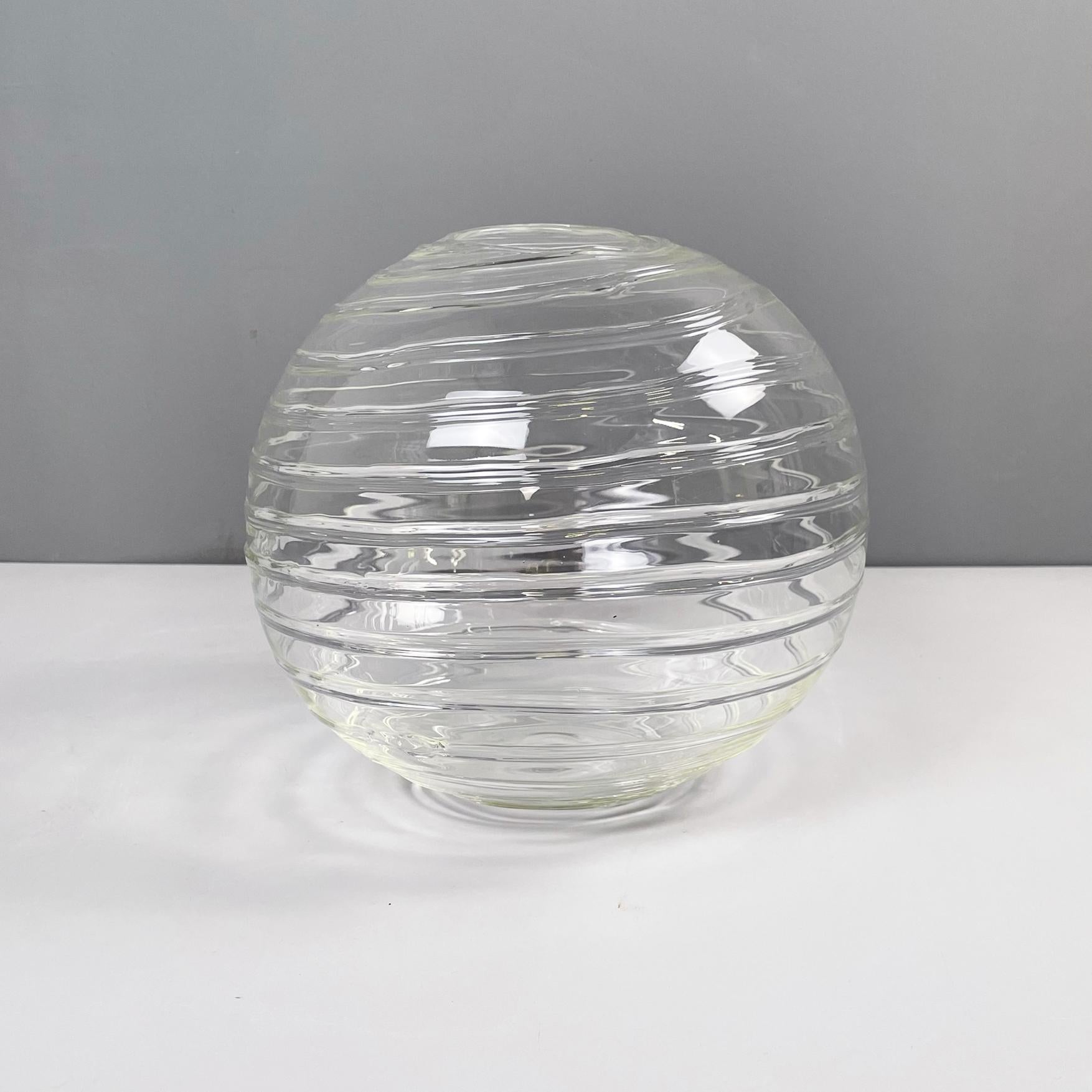 Italian modern Glass vase with round shape and spiral by Roberto Faccioli, 1990s
Round base vase in finely handcrafted glass. The spherical structure has a spiral over its entire surface.
Designed and produced by Roberto Faccioli in 1990s.
Very good