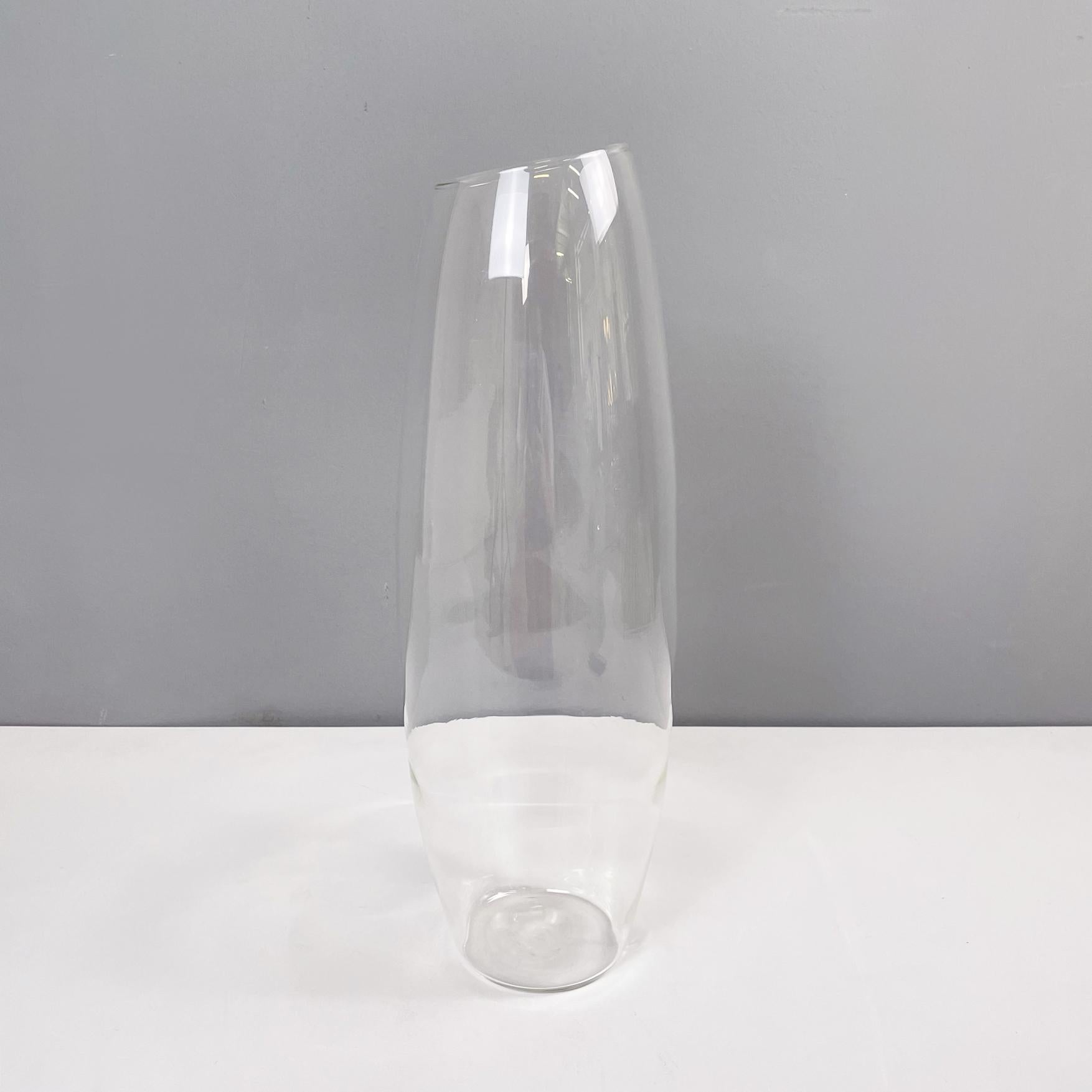 Italian modern Glass vase with round shape by Roberto Faccioli, 1990s
Round base vase in finely handcrafted glass. The structure has a rounded part in the center. Diagonal top hole.
Designed and produced by Roberto Faccioli in 1990s.
Very good