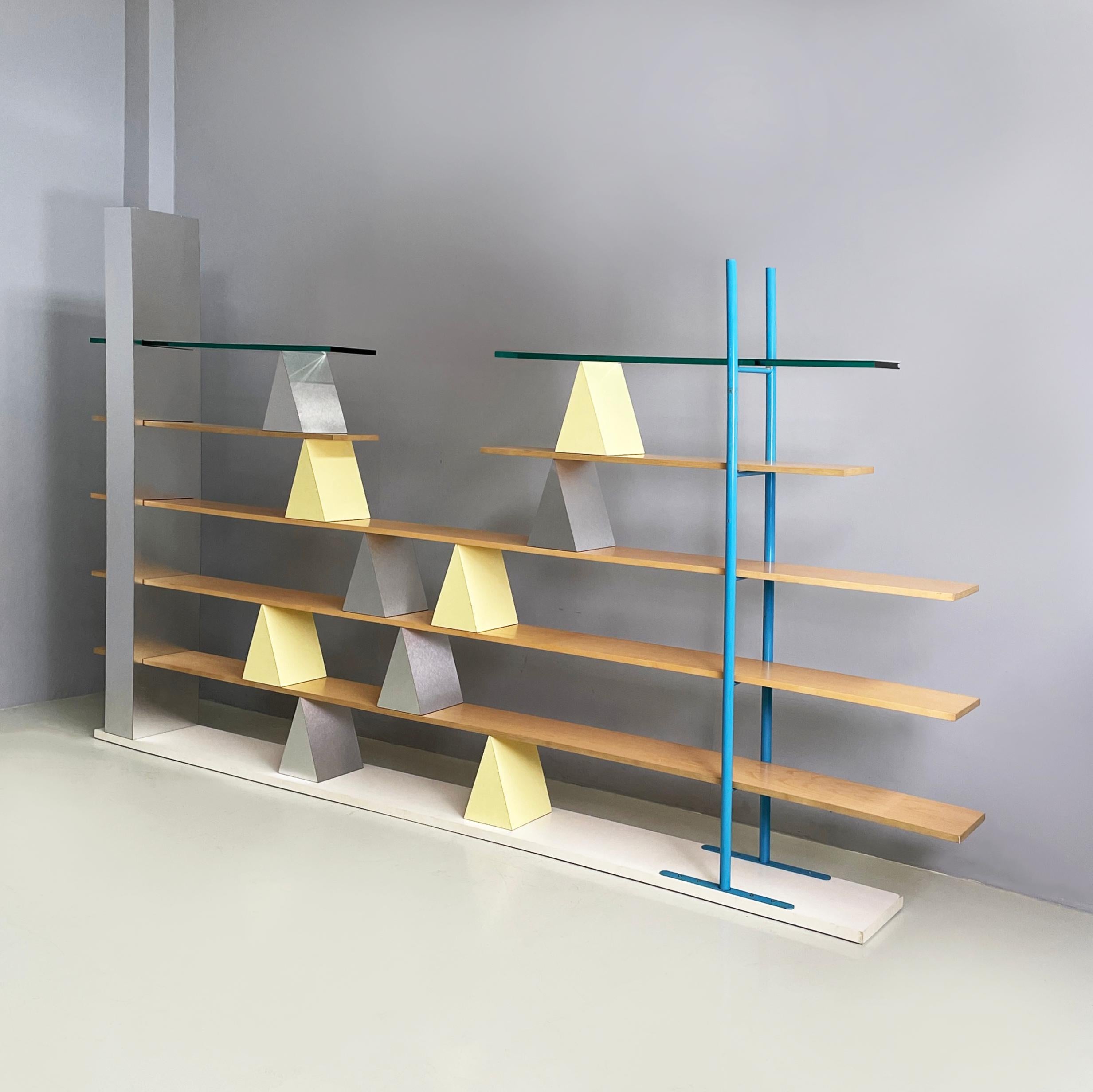 Italian modern Glass, wood and metal Bookcase Gritti by Andrea Branzi for Memphis, 2000s
Floor bookcase mod. Gritti with a rectangular base, in wood, glass and metal. The peculiarity of this bookcase is its 