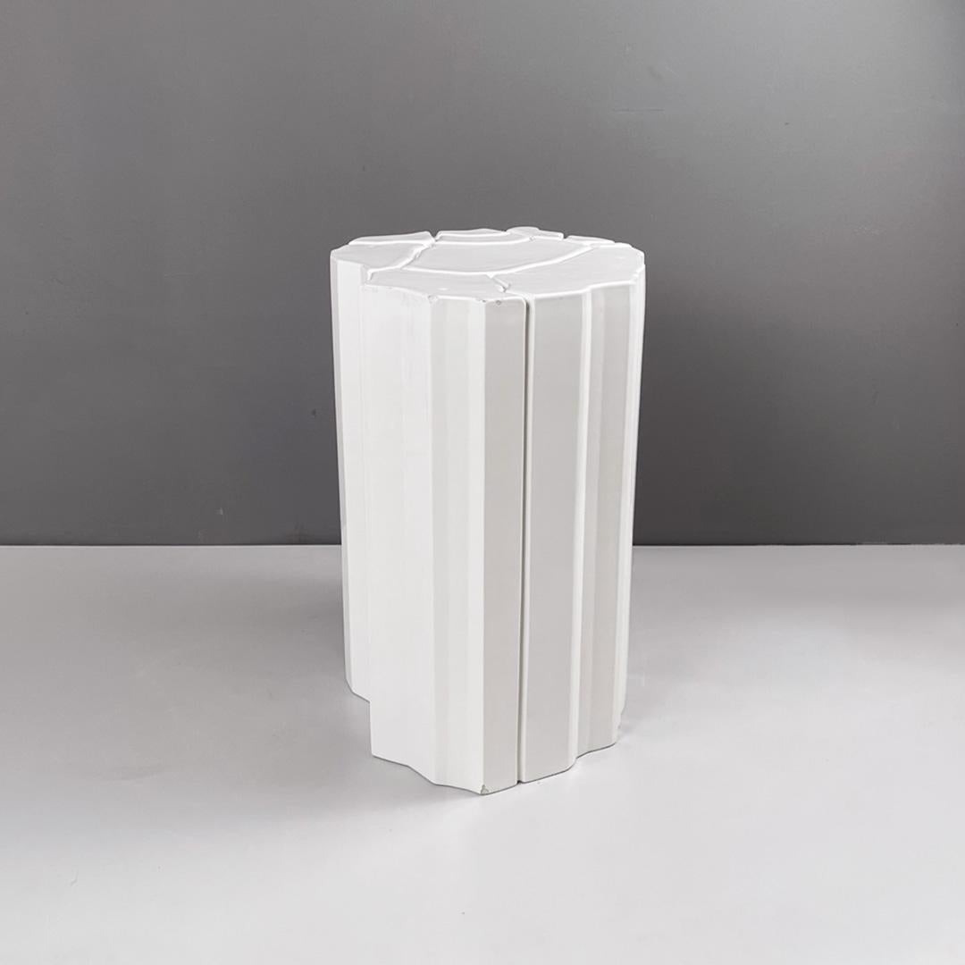 Moderner italienischer Couchtisch aus glänzend weißer Keramik, entworfen von Roberto Faccioli, 1995
Geometrischer und runder Tisch aus Keramik, weiß glänzend lackiert. Auf der Oberseite befindet sich ein geometrisches Dekor in Flachrelief, das sich
