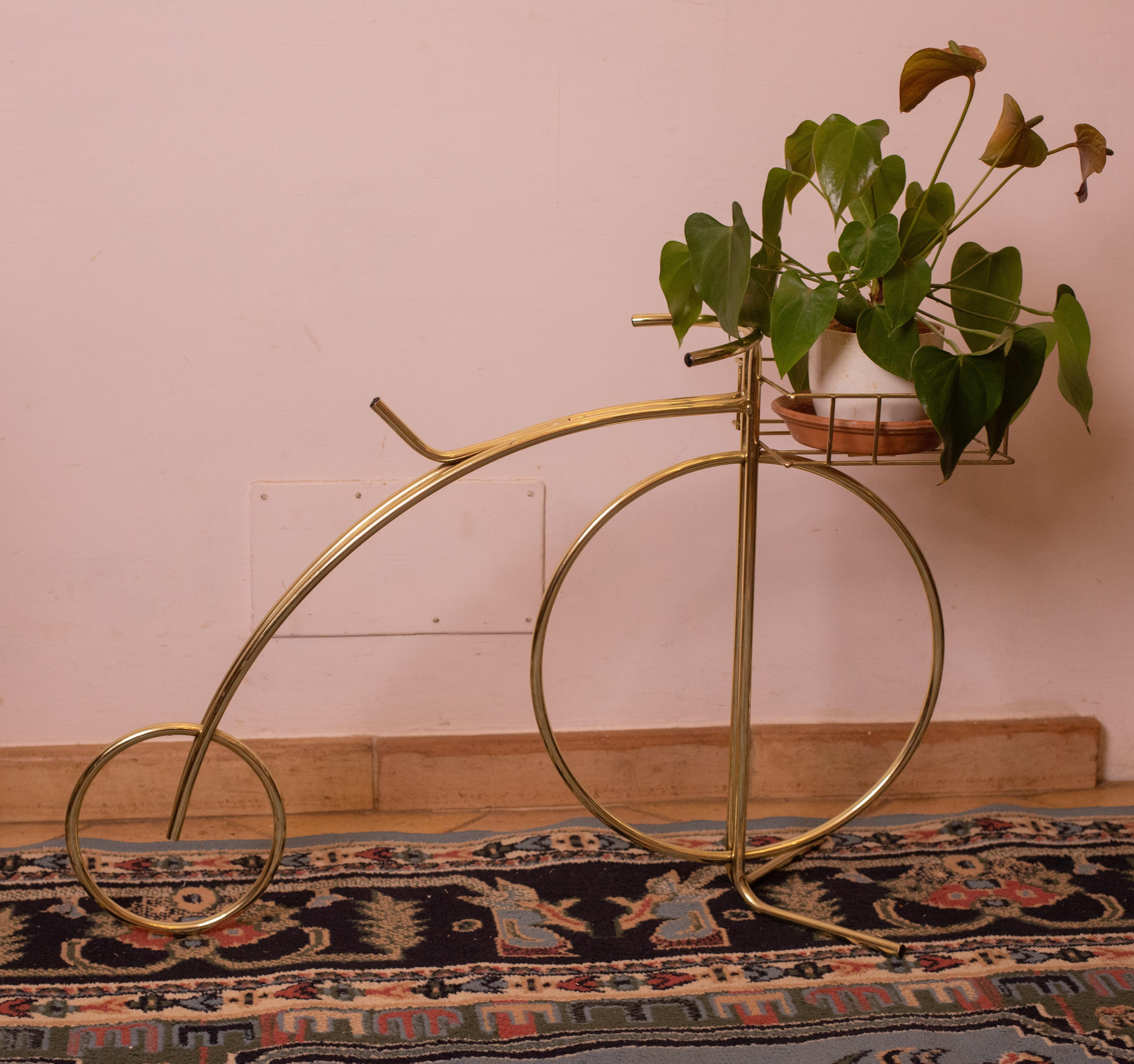 Stunning Italian modern antique decorative object in the shape of a bicycle.

As shown in the photo it can be used as a magazine rack or holder to beautify a space.

Measurements: 60 centimeters high, 30 centimeters wide, 85 centimeters deep.