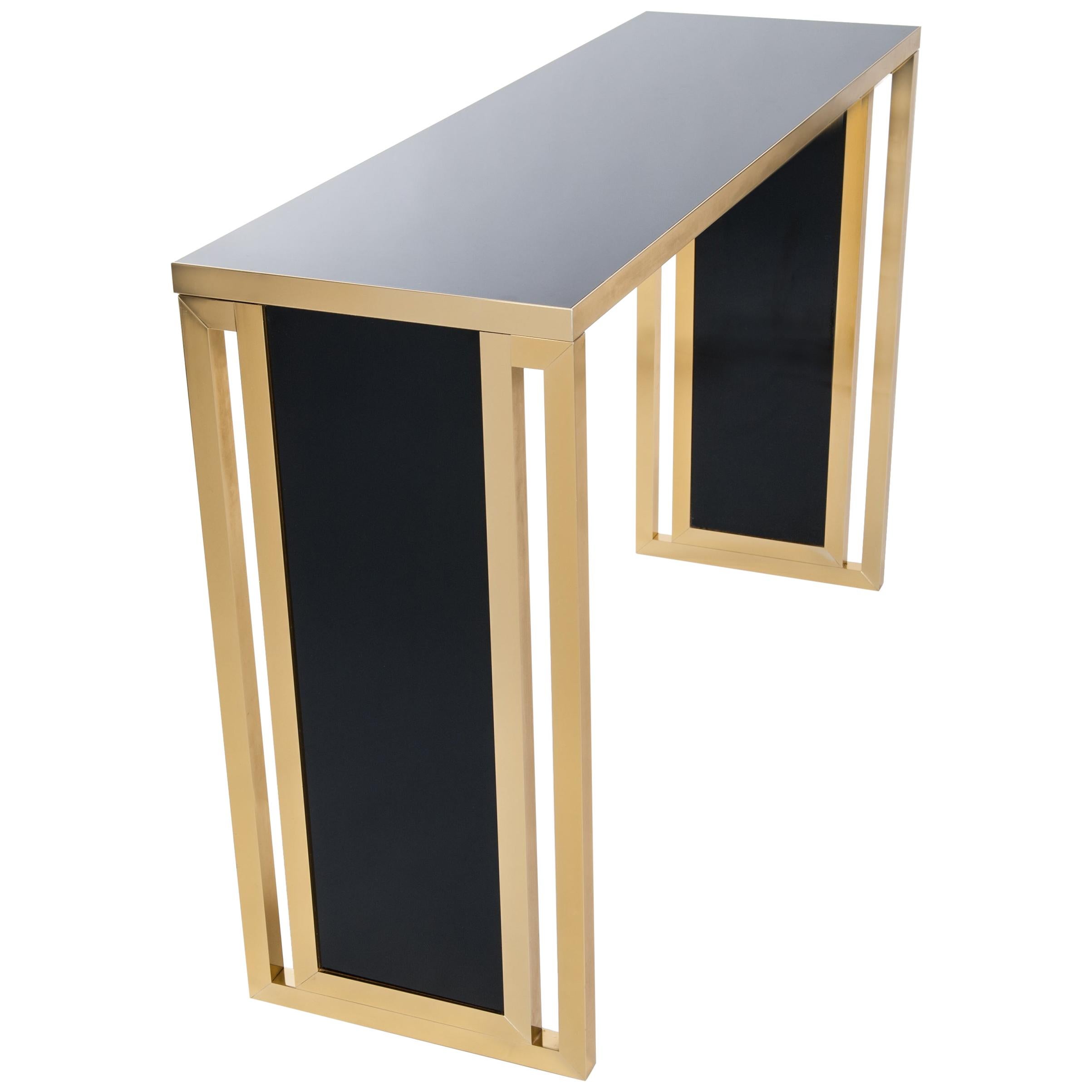 Stylish straight lined console table, - brass frame and black lacquered wooden side panels and table top.
The construction of the frame has a width of 3cm.



  